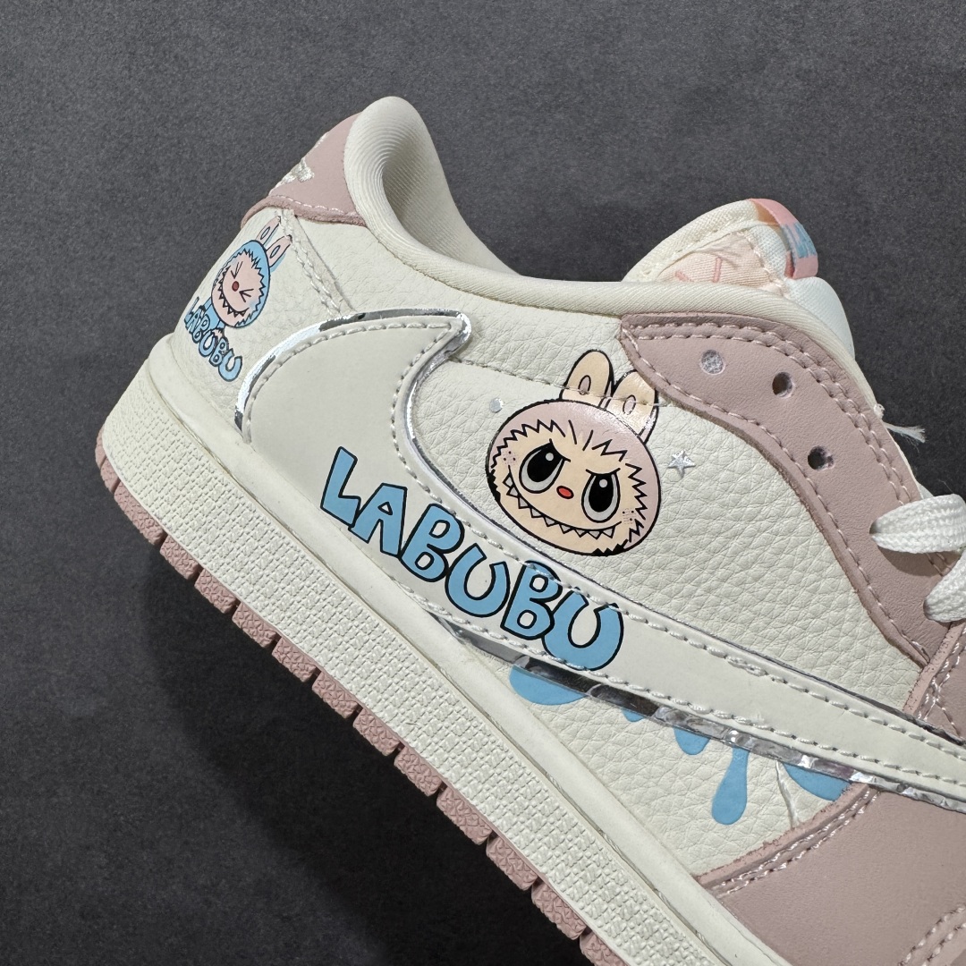 图片[6]-【定制版】Travis Scott x Nike Air Jordan 1 Low x 拉布布涂鸦 Air Jordan 1 Low 反转粉白拉布布涂鸦倒钩 纯原版本 全鞋采用原装头层皮，用料扎实 精雕细琢 鞋型极致还原 飞翼3D打印改良 深度立体 四线中底拉帮皮料选材 钢印 背胶一应俱全 全新批次 原装原模大底全鞋原厂定制皮料，手感细腻正确折边工艺 完美细节诠释 货号：XB1979 011 尺码：36 36.5 37.5 38 38.5 39 40 40.5 41 42 42.5 43 44 44.5 45-选品中心