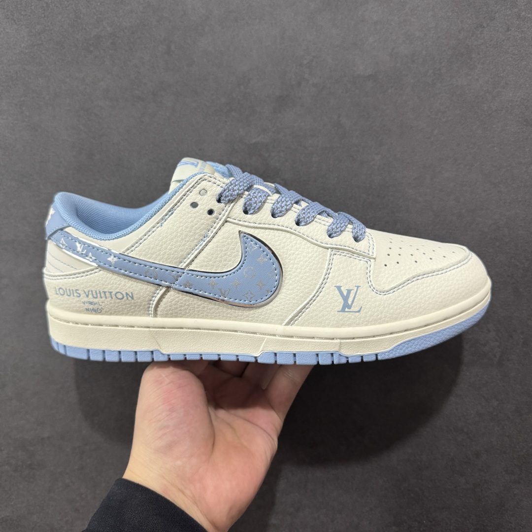 【定制版】Louis Vuitton x Nk SB Dunk Low 定制配色 Lv联名 Dunk系列复古低帮休闲百搭板鞋 JY6988-109 公司级版本 定制鞋盒 大厂流水作业生产 超高清洁度 皮料切割干净无任何毛边 细节完美   尺码:36 36.5 37.5 38 38.5 39 40 40.5 41 42 42.5 43 44 44.5 45-选品中心