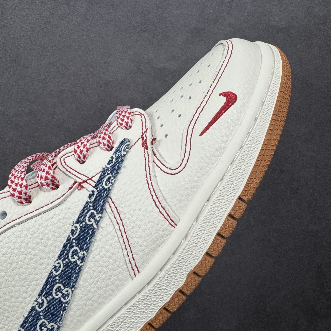 图片[5]-【定制版】Travis Scott x Fragment Design x Air Jordan 1 Low OG SP AJ1 乔1 古驰联名 红线牛仔 低帮文化休闲板鞋 XQ1979-001 #多方联名合作融合了Travis Scott 独特的音乐风格，藤原浩个性的设计风格以及Jordan品牌的经典元素 使其成为一双具有独特身份和价值的鞋子 清新而立体的外观加上联名标识更突出了其独特身份 这种配色方案显示出活力和时尚感 在视觉上引人注目 鞋身的质感和细腻的细节处理使其显得高端而格调十足 这款“倒钩”联名是设计与创意完美结合 融合多方的个性风格是一款备受瞩目的潮流鞋款 尺码：36 36.5 37.5 38 38.5 39 40 40.5 41 42 42.5 43 44 44.5 45-选品中心