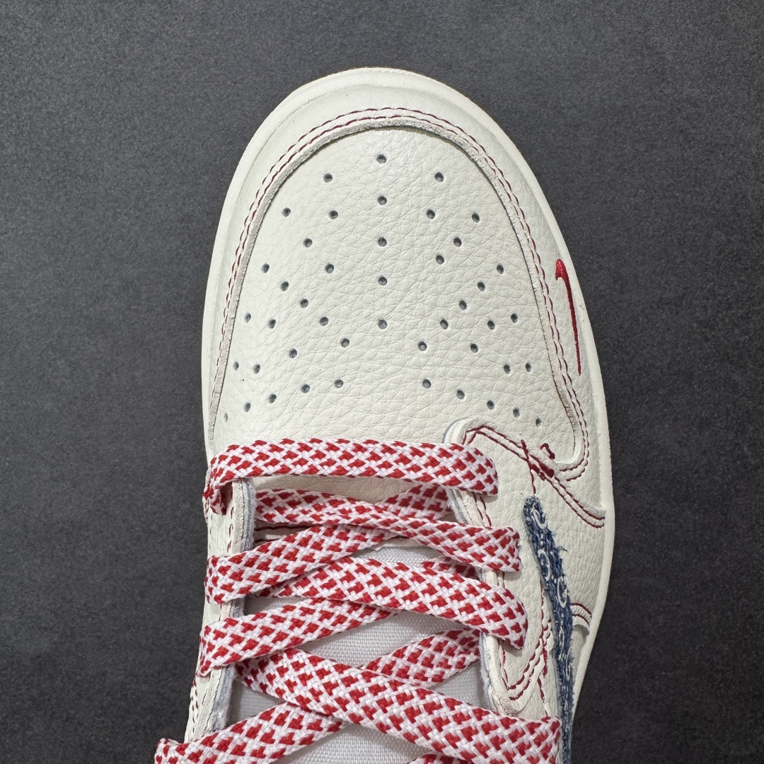 图片[8]-【定制版】Travis Scott x Fragment Design x Air Jordan 1 Low OG SP AJ1 乔1 古驰联名 红线牛仔 低帮文化休闲板鞋 XQ1979-001 #多方联名合作融合了Travis Scott 独特的音乐风格，藤原浩个性的设计风格以及Jordan品牌的经典元素 使其成为一双具有独特身份和价值的鞋子 清新而立体的外观加上联名标识更突出了其独特身份 这种配色方案显示出活力和时尚感 在视觉上引人注目 鞋身的质感和细腻的细节处理使其显得高端而格调十足 这款“倒钩”联名是设计与创意完美结合 融合多方的个性风格是一款备受瞩目的潮流鞋款 尺码：36 36.5 37.5 38 38.5 39 40 40.5 41 42 42.5 43 44 44.5 45-选品中心