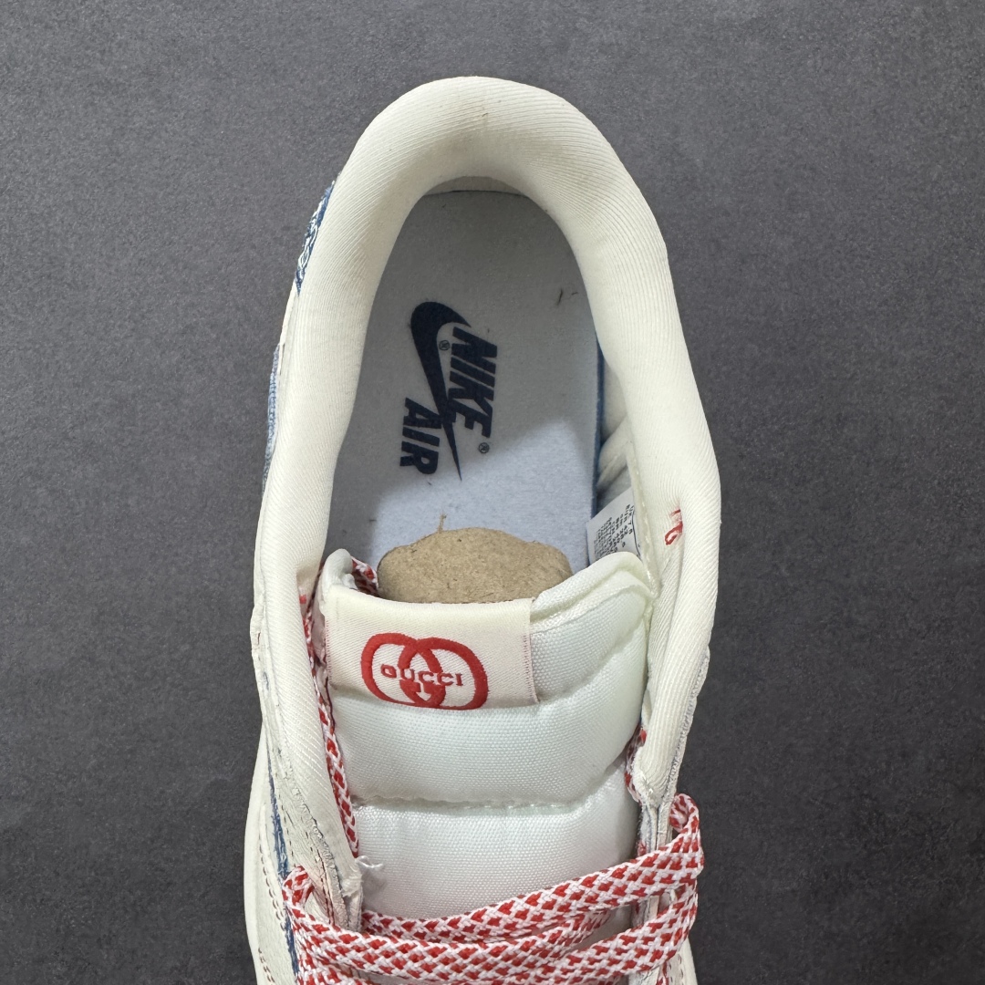 图片[7]-【定制版】Travis Scott x Fragment Design x Air Jordan 1 Low OG SP AJ1 乔1 古驰联名 红线牛仔 低帮文化休闲板鞋 XQ1979-001 #多方联名合作融合了Travis Scott 独特的音乐风格，藤原浩个性的设计风格以及Jordan品牌的经典元素 使其成为一双具有独特身份和价值的鞋子 清新而立体的外观加上联名标识更突出了其独特身份 这种配色方案显示出活力和时尚感 在视觉上引人注目 鞋身的质感和细腻的细节处理使其显得高端而格调十足 这款“倒钩”联名是设计与创意完美结合 融合多方的个性风格是一款备受瞩目的潮流鞋款 尺码：36 36.5 37.5 38 38.5 39 40 40.5 41 42 42.5 43 44 44.5 45-选品中心