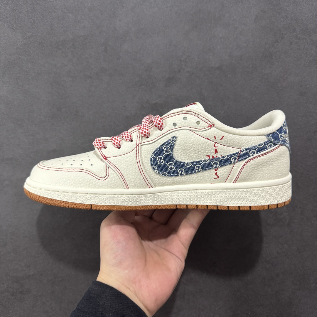 图片[2]-【定制版】Travis Scott x Fragment Design x Air Jordan 1 Low OG SP AJ1 乔1 古驰联名 红线牛仔 低帮文化休闲板鞋 XQ1979-001 #多方联名合作融合了Travis Scott 独特的音乐风格，藤原浩个性的设计风格以及Jordan品牌的经典元素 使其成为一双具有独特身份和价值的鞋子 清新而立体的外观加上联名标识更突出了其独特身份 这种配色方案显示出活力和时尚感 在视觉上引人注目 鞋身的质感和细腻的细节处理使其显得高端而格调十足 这款“倒钩”联名是设计与创意完美结合 融合多方的个性风格是一款备受瞩目的潮流鞋款 尺码：36 36.5 37.5 38 38.5 39 40 40.5 41 42 42.5 43 44 44.5 45-选品中心