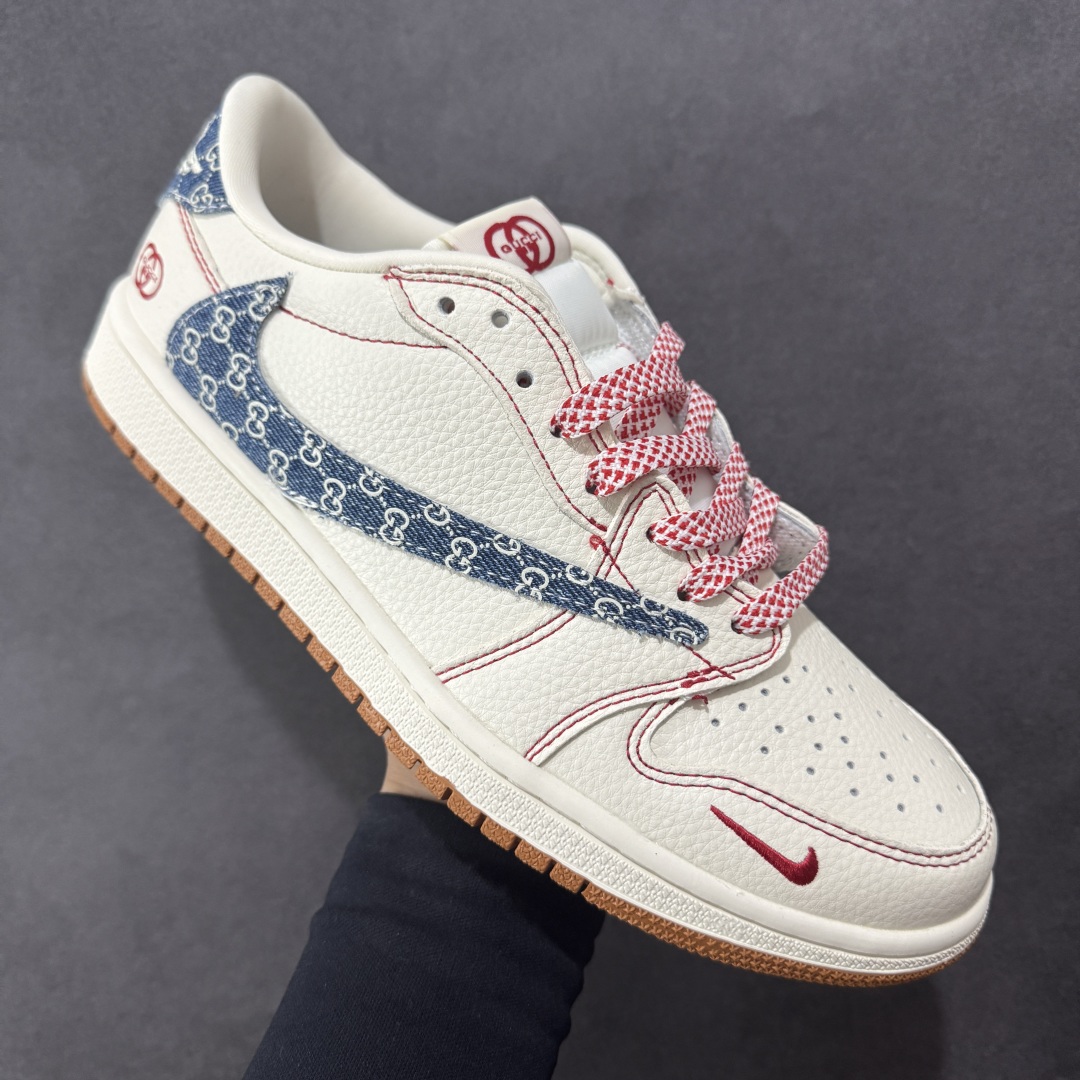 图片[3]-【定制版】Travis Scott x Fragment Design x Air Jordan 1 Low OG SP AJ1 乔1 古驰联名 红线牛仔 低帮文化休闲板鞋 XQ1979-001 #多方联名合作融合了Travis Scott 独特的音乐风格，藤原浩个性的设计风格以及Jordan品牌的经典元素 使其成为一双具有独特身份和价值的鞋子 清新而立体的外观加上联名标识更突出了其独特身份 这种配色方案显示出活力和时尚感 在视觉上引人注目 鞋身的质感和细腻的细节处理使其显得高端而格调十足 这款“倒钩”联名是设计与创意完美结合 融合多方的个性风格是一款备受瞩目的潮流鞋款 尺码：36 36.5 37.5 38 38.5 39 40 40.5 41 42 42.5 43 44 44.5 45-选品中心