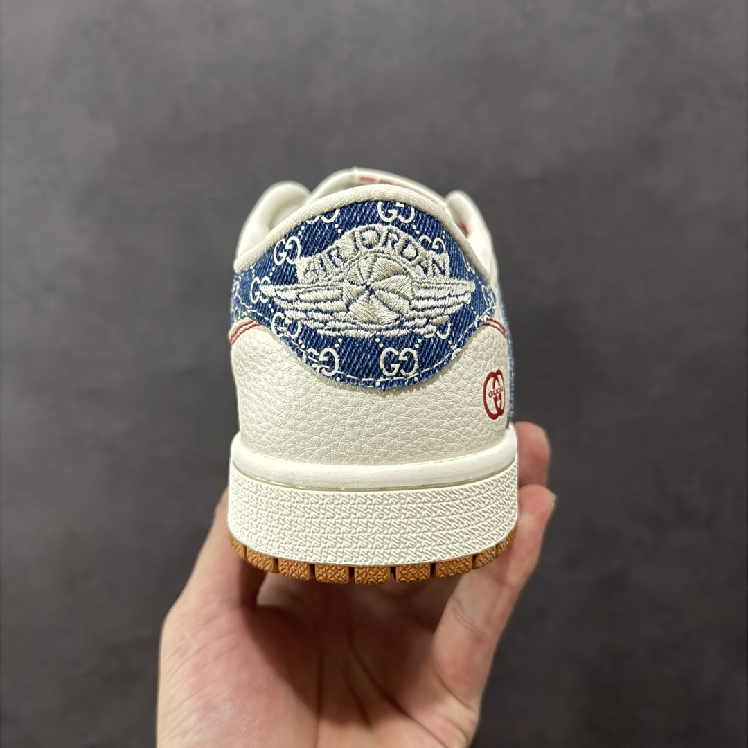 图片[4]-【定制版】Travis Scott x Fragment Design x Air Jordan 1 Low OG SP AJ1 乔1 古驰联名 红线牛仔 低帮文化休闲板鞋 XQ1979-001 #多方联名合作融合了Travis Scott 独特的音乐风格，藤原浩个性的设计风格以及Jordan品牌的经典元素 使其成为一双具有独特身份和价值的鞋子 清新而立体的外观加上联名标识更突出了其独特身份 这种配色方案显示出活力和时尚感 在视觉上引人注目 鞋身的质感和细腻的细节处理使其显得高端而格调十足 这款“倒钩”联名是设计与创意完美结合 融合多方的个性风格是一款备受瞩目的潮流鞋款 尺码：36 36.5 37.5 38 38.5 39 40 40.5 41 42 42.5 43 44 44.5 45-选品中心