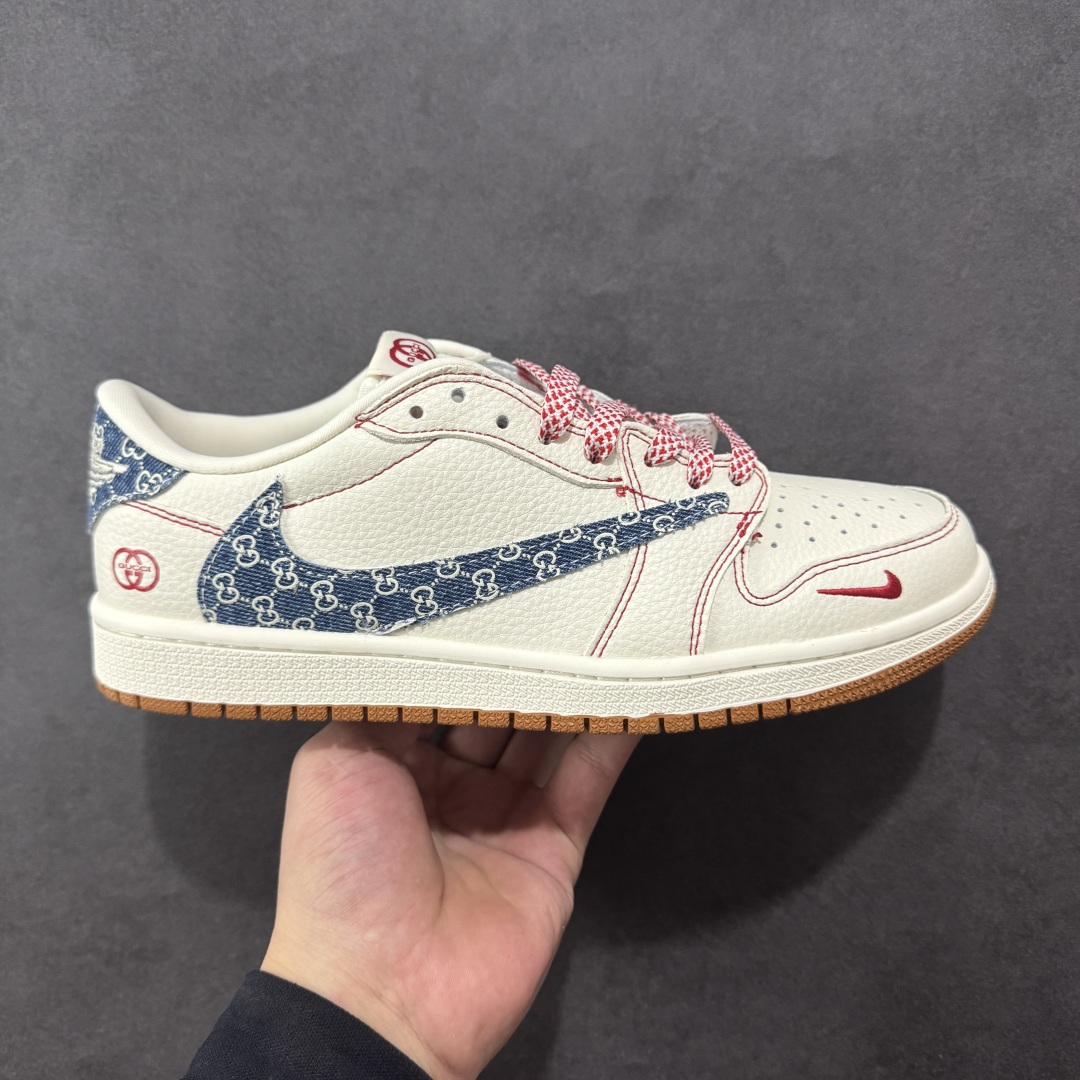 【定制版】Travis Scott x Fragment Design x Air Jordan 1 Low OG SP AJ1 乔1 古驰联名 红线牛仔 低帮文化休闲板鞋 XQ1979-001 #多方联名合作融合了Travis Scott 独特的音乐风格,藤原浩个性的设计风格以及Jordan品牌的经典元素 使其成为一双具有独特身份和价值的鞋子 清新而立体的外观加上联名标识更突出了其独特身份 这种配色方案显示出活力和时尚感 在视觉上引人注目 鞋身的质感和细腻的细节处理使其显得高端而格调十足 这款“倒钩”联名是设计与创意完美结合 融合多方的个性风格是一款备受瞩目的潮流鞋款 尺码:36 36.5 37.5 38 38.5 39 40 40.5 41 42 42.5 43 44 44.5 45-选品中心