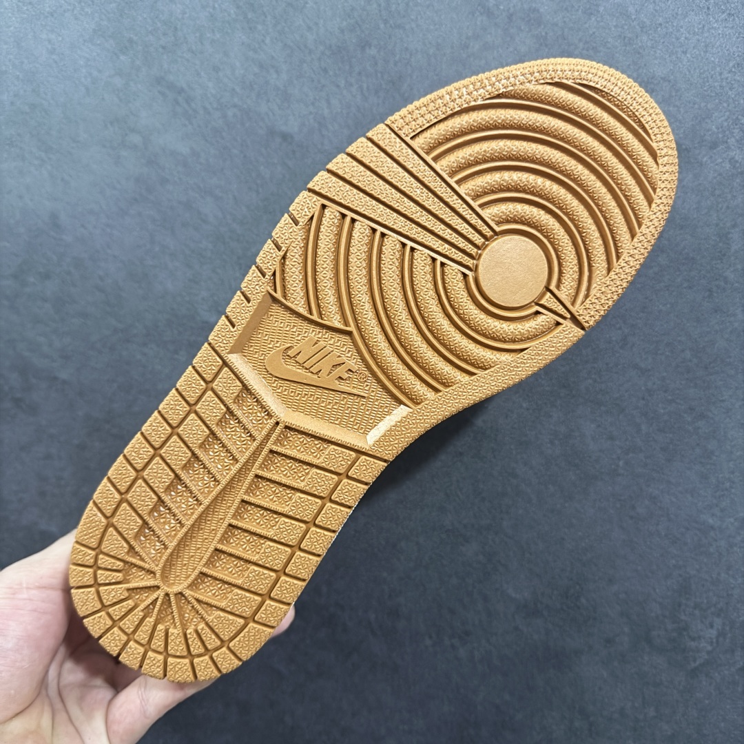 图片[9]-【定制版】Travis Scott x Fragment Design x Air Jordan 1 Low OG SP AJ1 乔1 古驰联名 红线牛仔 低帮文化休闲板鞋 XQ1979-001 #多方联名合作融合了Travis Scott 独特的音乐风格，藤原浩个性的设计风格以及Jordan品牌的经典元素 使其成为一双具有独特身份和价值的鞋子 清新而立体的外观加上联名标识更突出了其独特身份 这种配色方案显示出活力和时尚感 在视觉上引人注目 鞋身的质感和细腻的细节处理使其显得高端而格调十足 这款“倒钩”联名是设计与创意完美结合 融合多方的个性风格是一款备受瞩目的潮流鞋款 尺码：36 36.5 37.5 38 38.5 39 40 40.5 41 42 42.5 43 44 44.5 45-选品中心