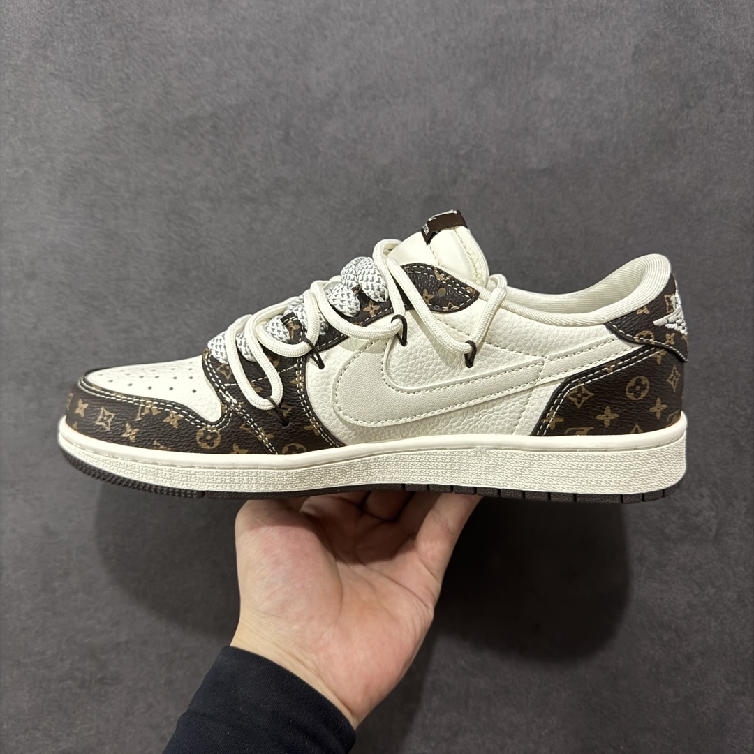 图片[2]-【定制版】Travis Scott x Fragment Design x Air Jordan 1 Low OG SP AJ1 乔1 LV联名 米棕抽绳 低帮文化休闲板鞋 DM6868-101  #多方联名合作融合了Travis Scott 独特的音乐风格，藤原浩个性的设计风格以及Jordan品牌的经典元素 使其成为一双具有独特身份和价值的鞋子 清新而立体的外观加上联名标识更突出了其独特身份 这种配色方案显示出活力和时尚感 在视觉上引人注目 鞋身的质感和细腻的细节处理使其显得高端而格调十足 这款“倒钩”联名是设计与创意完美结合 融合多方的个性风格是一款备受瞩目的潮流鞋款  尺码：36 36.5 37.5 38 38.5 39 40 40.5 41 42 42.5 43 44 44.5 45-选品中心