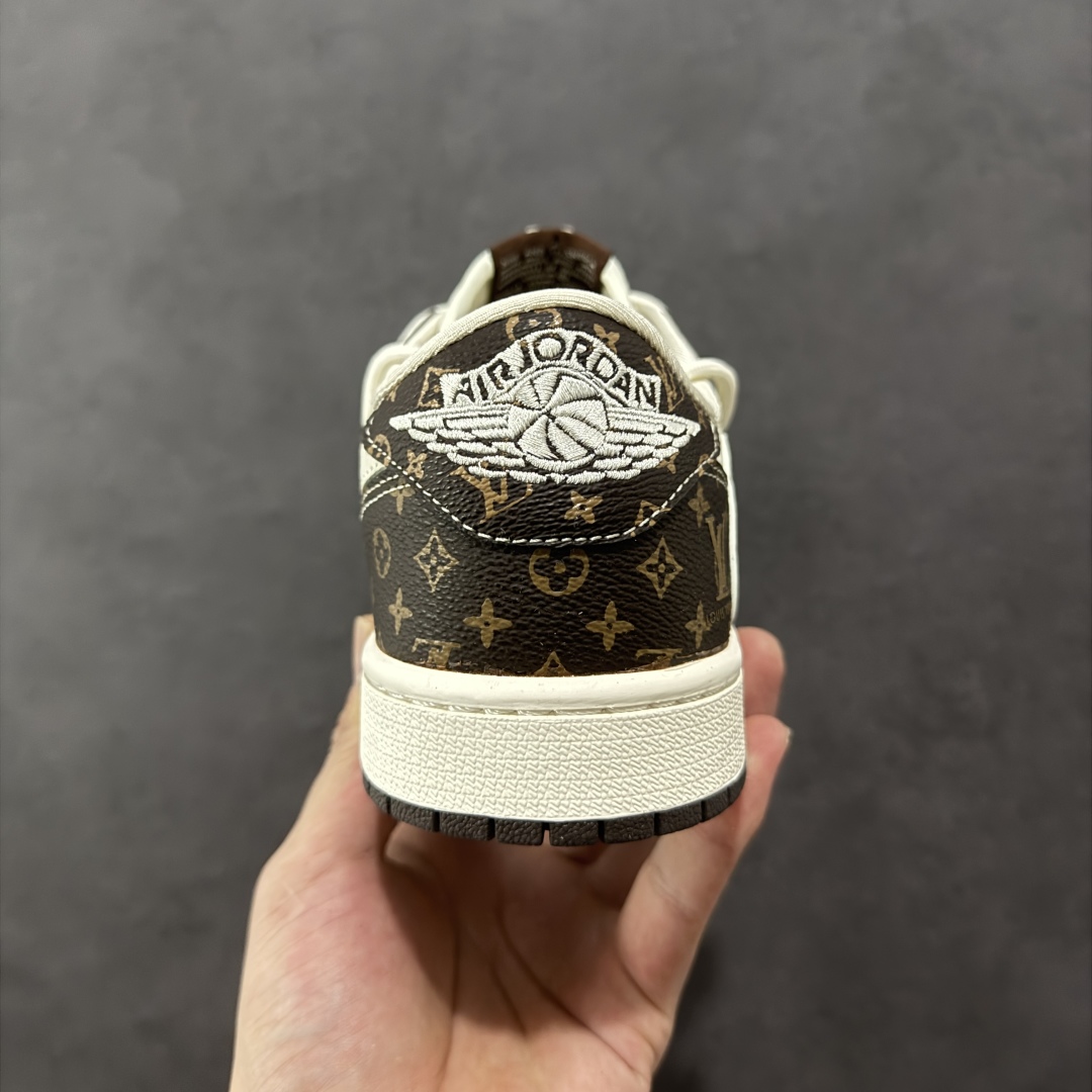 图片[4]-【定制版】Travis Scott x Fragment Design x Air Jordan 1 Low OG SP AJ1 乔1 LV联名 米棕抽绳 低帮文化休闲板鞋 DM6868-101  #多方联名合作融合了Travis Scott 独特的音乐风格，藤原浩个性的设计风格以及Jordan品牌的经典元素 使其成为一双具有独特身份和价值的鞋子 清新而立体的外观加上联名标识更突出了其独特身份 这种配色方案显示出活力和时尚感 在视觉上引人注目 鞋身的质感和细腻的细节处理使其显得高端而格调十足 这款“倒钩”联名是设计与创意完美结合 融合多方的个性风格是一款备受瞩目的潮流鞋款  尺码：36 36.5 37.5 38 38.5 39 40 40.5 41 42 42.5 43 44 44.5 45-选品中心
