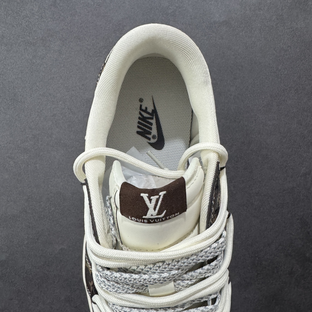 图片[7]-【定制版】Travis Scott x Fragment Design x Air Jordan 1 Low OG SP AJ1 乔1 LV联名 米棕抽绳 低帮文化休闲板鞋 DM6868-101  #多方联名合作融合了Travis Scott 独特的音乐风格，藤原浩个性的设计风格以及Jordan品牌的经典元素 使其成为一双具有独特身份和价值的鞋子 清新而立体的外观加上联名标识更突出了其独特身份 这种配色方案显示出活力和时尚感 在视觉上引人注目 鞋身的质感和细腻的细节处理使其显得高端而格调十足 这款“倒钩”联名是设计与创意完美结合 融合多方的个性风格是一款备受瞩目的潮流鞋款  尺码：36 36.5 37.5 38 38.5 39 40 40.5 41 42 42.5 43 44 44.5 45-选品中心