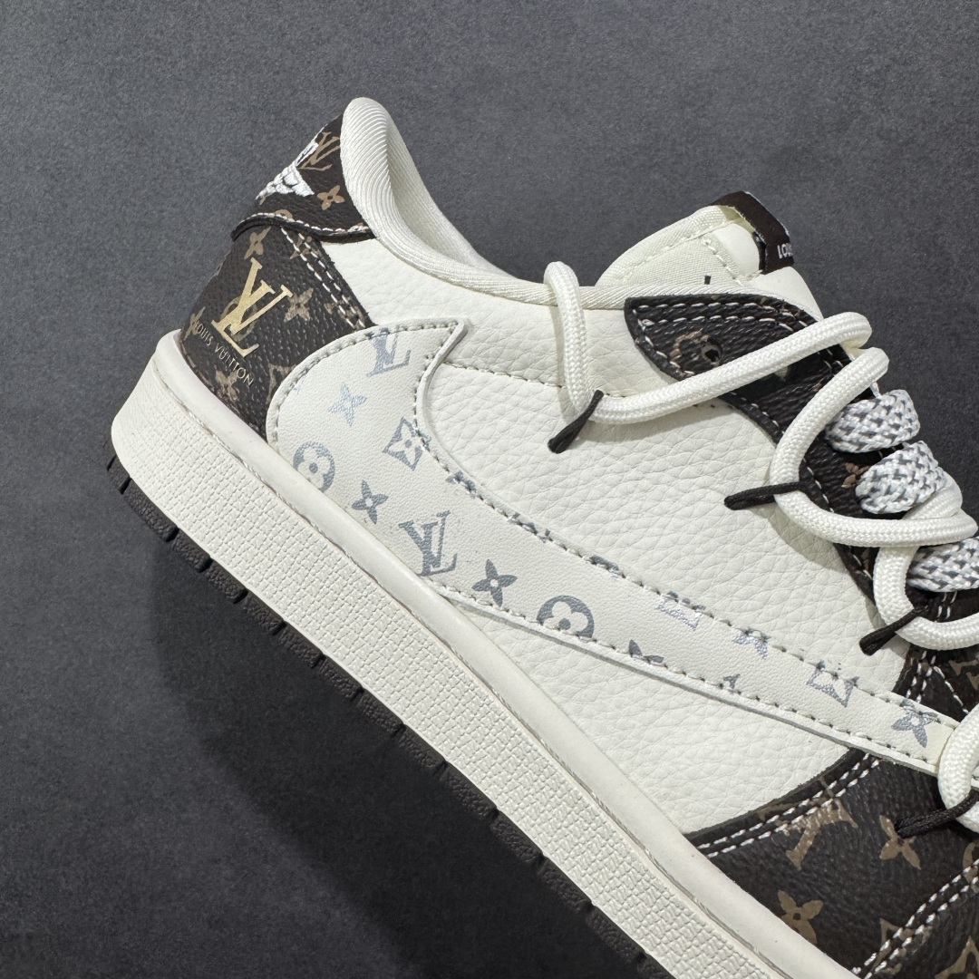 图片[6]-【定制版】Travis Scott x Fragment Design x Air Jordan 1 Low OG SP AJ1 乔1 LV联名 米棕抽绳 低帮文化休闲板鞋 DM6868-101  #多方联名合作融合了Travis Scott 独特的音乐风格，藤原浩个性的设计风格以及Jordan品牌的经典元素 使其成为一双具有独特身份和价值的鞋子 清新而立体的外观加上联名标识更突出了其独特身份 这种配色方案显示出活力和时尚感 在视觉上引人注目 鞋身的质感和细腻的细节处理使其显得高端而格调十足 这款“倒钩”联名是设计与创意完美结合 融合多方的个性风格是一款备受瞩目的潮流鞋款  尺码：36 36.5 37.5 38 38.5 39 40 40.5 41 42 42.5 43 44 44.5 45-选品中心