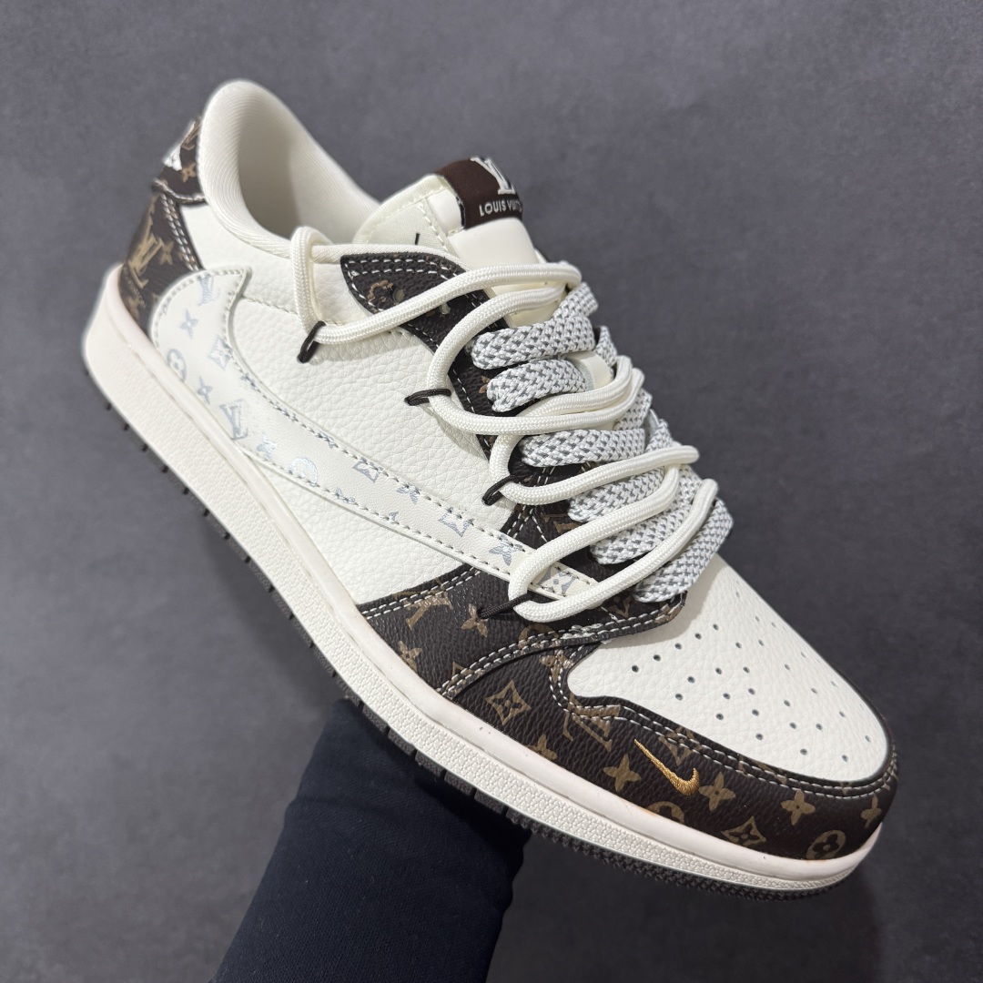 图片[3]-【定制版】Travis Scott x Fragment Design x Air Jordan 1 Low OG SP AJ1 乔1 LV联名 米棕抽绳 低帮文化休闲板鞋 DM6868-101  #多方联名合作融合了Travis Scott 独特的音乐风格，藤原浩个性的设计风格以及Jordan品牌的经典元素 使其成为一双具有独特身份和价值的鞋子 清新而立体的外观加上联名标识更突出了其独特身份 这种配色方案显示出活力和时尚感 在视觉上引人注目 鞋身的质感和细腻的细节处理使其显得高端而格调十足 这款“倒钩”联名是设计与创意完美结合 融合多方的个性风格是一款备受瞩目的潮流鞋款  尺码：36 36.5 37.5 38 38.5 39 40 40.5 41 42 42.5 43 44 44.5 45-选品中心