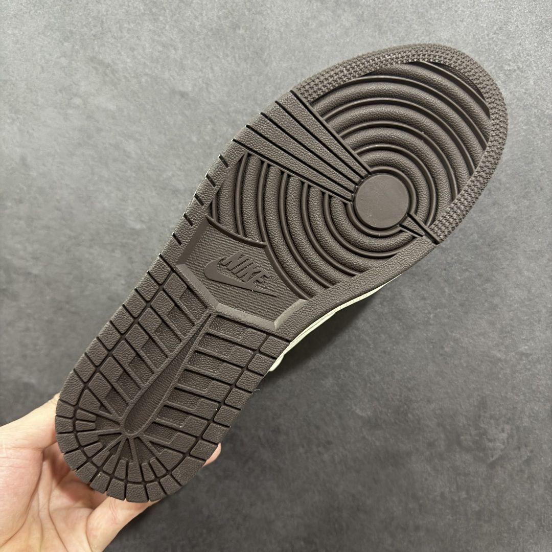 图片[9]-【定制版】Travis Scott x Fragment Design x Air Jordan 1 Low OG SP AJ1 乔1 LV联名 米棕抽绳 低帮文化休闲板鞋 DM6868-101  #多方联名合作融合了Travis Scott 独特的音乐风格，藤原浩个性的设计风格以及Jordan品牌的经典元素 使其成为一双具有独特身份和价值的鞋子 清新而立体的外观加上联名标识更突出了其独特身份 这种配色方案显示出活力和时尚感 在视觉上引人注目 鞋身的质感和细腻的细节处理使其显得高端而格调十足 这款“倒钩”联名是设计与创意完美结合 融合多方的个性风格是一款备受瞩目的潮流鞋款  尺码：36 36.5 37.5 38 38.5 39 40 40.5 41 42 42.5 43 44 44.5 45-选品中心