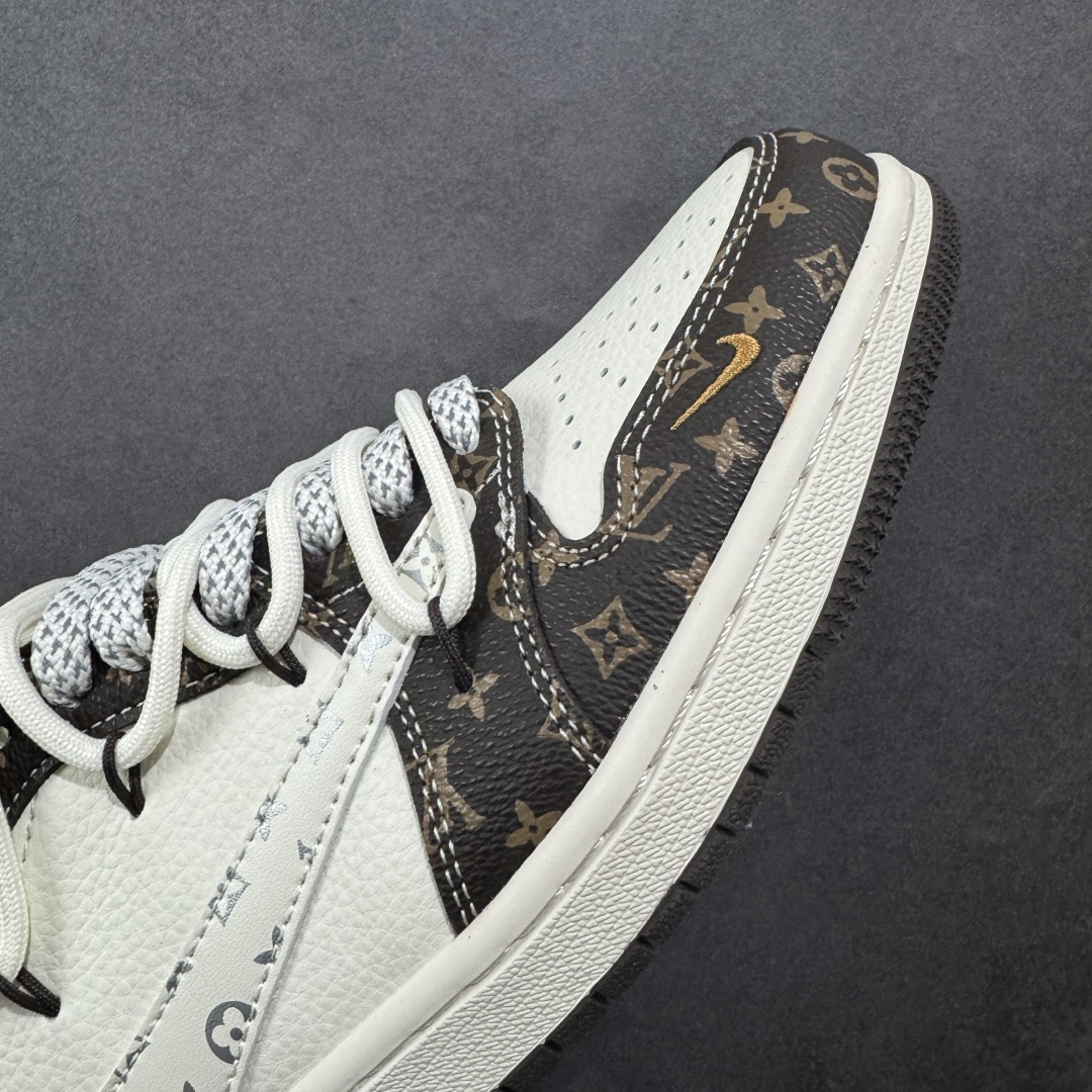 图片[5]-【定制版】Travis Scott x Fragment Design x Air Jordan 1 Low OG SP AJ1 乔1 LV联名 米棕抽绳 低帮文化休闲板鞋 DM6868-101  #多方联名合作融合了Travis Scott 独特的音乐风格，藤原浩个性的设计风格以及Jordan品牌的经典元素 使其成为一双具有独特身份和价值的鞋子 清新而立体的外观加上联名标识更突出了其独特身份 这种配色方案显示出活力和时尚感 在视觉上引人注目 鞋身的质感和细腻的细节处理使其显得高端而格调十足 这款“倒钩”联名是设计与创意完美结合 融合多方的个性风格是一款备受瞩目的潮流鞋款  尺码：36 36.5 37.5 38 38.5 39 40 40.5 41 42 42.5 43 44 44.5 45-选品中心
