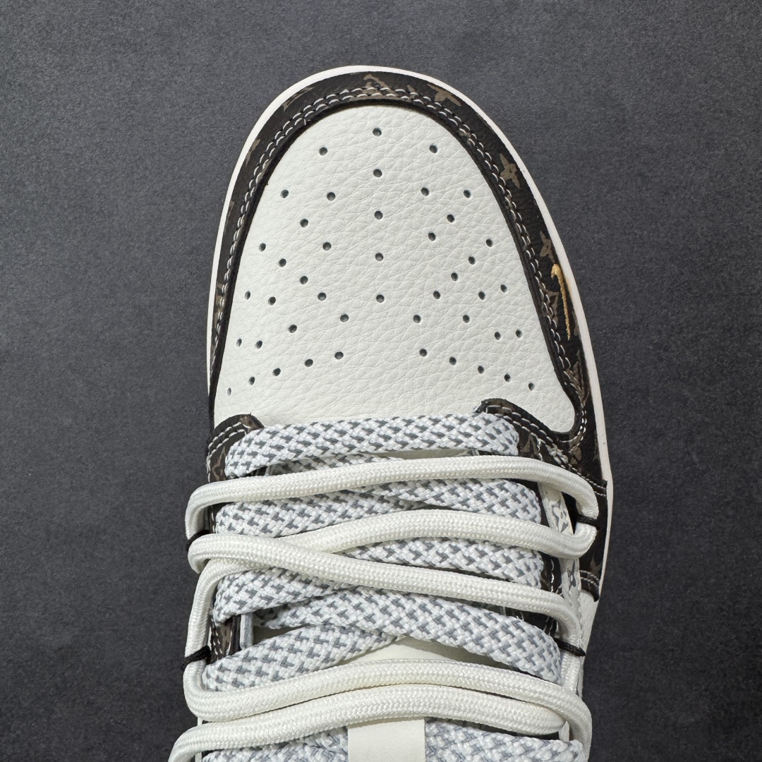 图片[8]-【定制版】Travis Scott x Fragment Design x Air Jordan 1 Low OG SP AJ1 乔1 LV联名 米棕抽绳 低帮文化休闲板鞋 DM6868-101  #多方联名合作融合了Travis Scott 独特的音乐风格，藤原浩个性的设计风格以及Jordan品牌的经典元素 使其成为一双具有独特身份和价值的鞋子 清新而立体的外观加上联名标识更突出了其独特身份 这种配色方案显示出活力和时尚感 在视觉上引人注目 鞋身的质感和细腻的细节处理使其显得高端而格调十足 这款“倒钩”联名是设计与创意完美结合 融合多方的个性风格是一款备受瞩目的潮流鞋款  尺码：36 36.5 37.5 38 38.5 39 40 40.5 41 42 42.5 43 44 44.5 45-选品中心