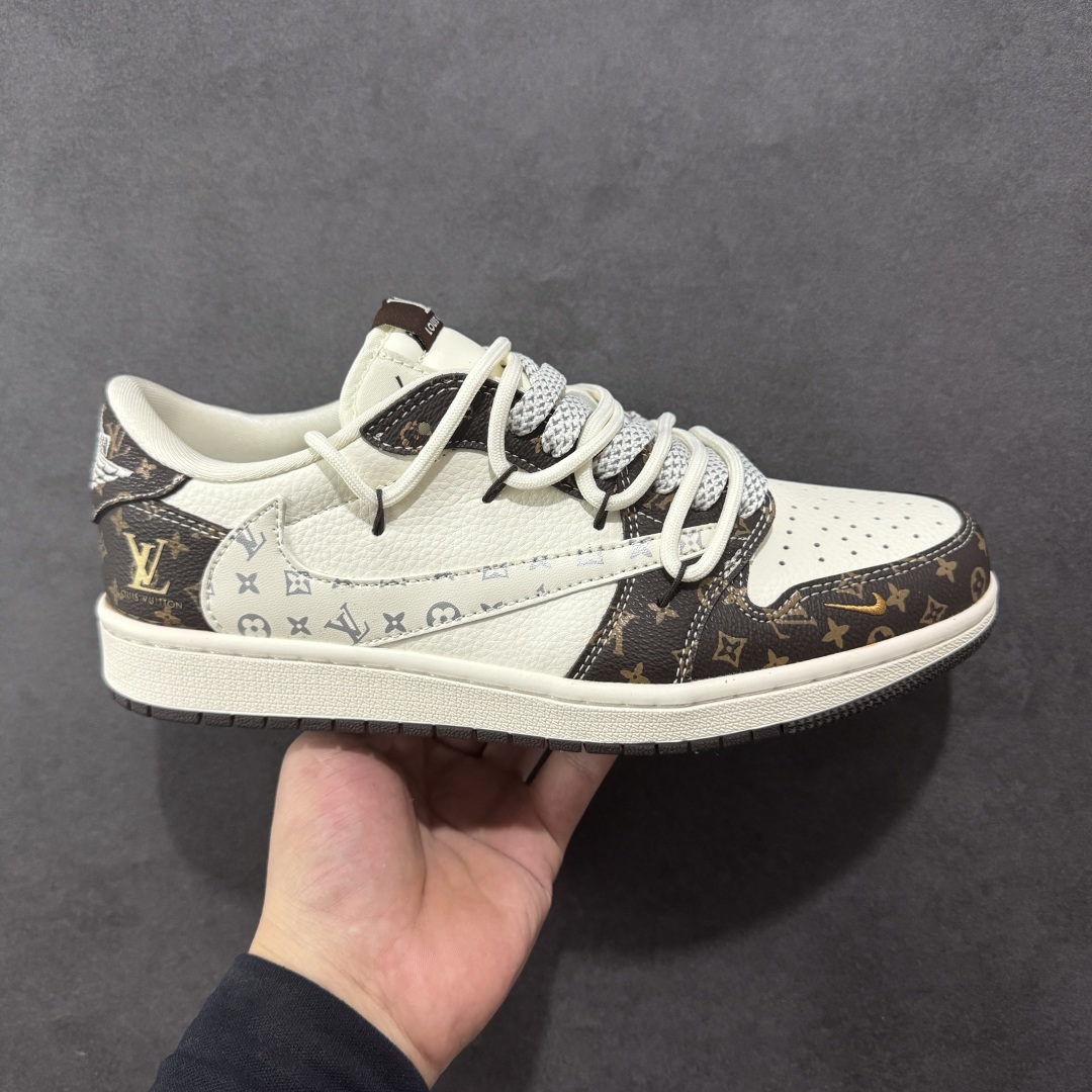 【定制版】Travis Scott x Fragment Design x Air Jordan 1 Low OG SP AJ1 乔1 LV联名 米棕抽绳 低帮文化休闲板鞋 DM6868-101  #多方联名合作融合了Travis Scott 独特的音乐风格,藤原浩个性的设计风格以及Jordan品牌的经典元素 使其成为一双具有独特身份和价值的鞋子 清新而立体的外观加上联名标识更突出了其独特身份 这种配色方案显示出活力和时尚感 在视觉上引人注目 鞋身的质感和细腻的细节处理使其显得高端而格调十足 这款“倒钩”联名是设计与创意完美结合 融合多方的个性风格是一款备受瞩目的潮流鞋款  尺码:36 36.5 37.5 38 38.5 39 40 40.5 41 42 42.5 43 44 44.5 45-选品中心