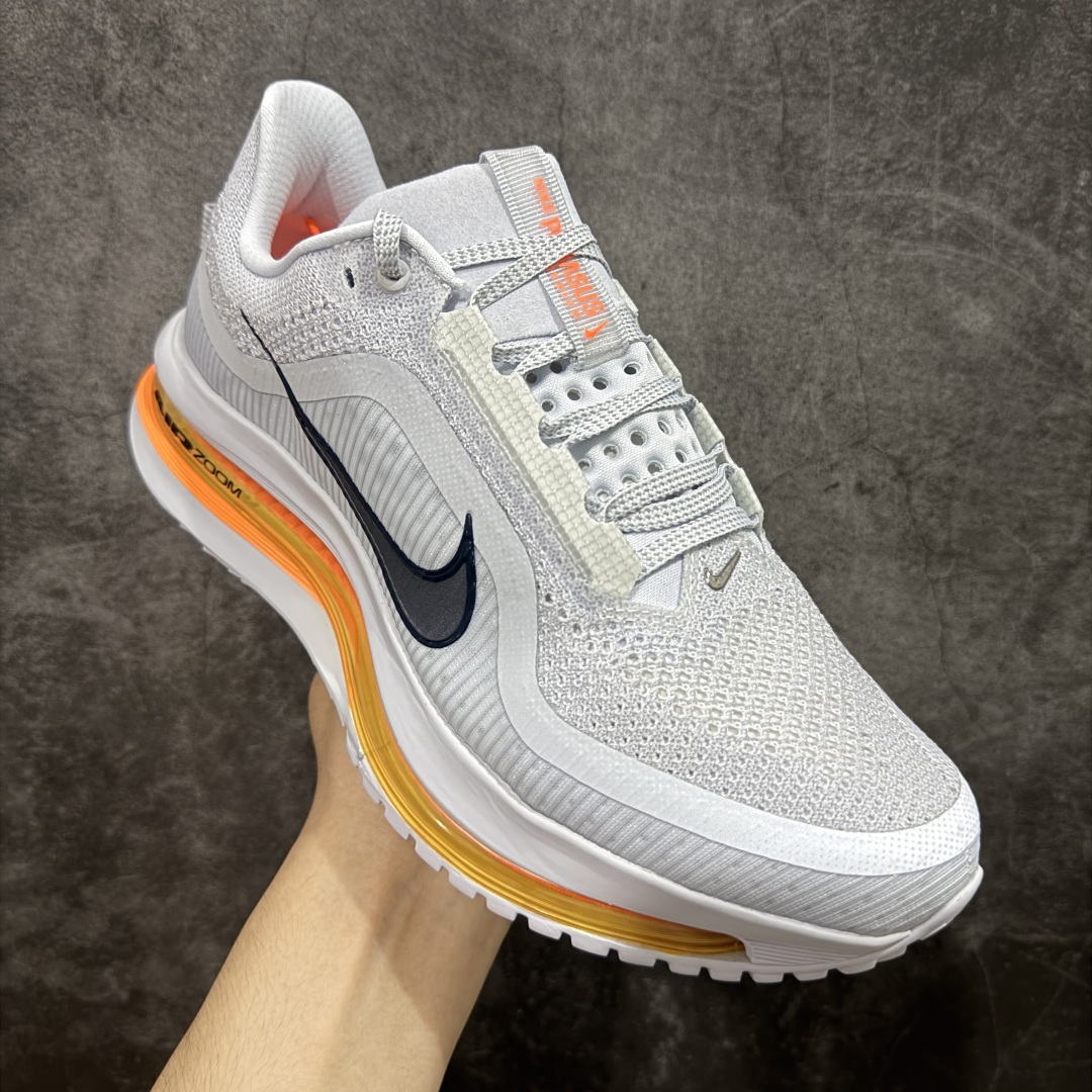 图片[3]-【XE纯原版】Nike Pegasus Premium Airscape 舒适百搭减震防滑耐磨透气 低帮跑步鞋 男女款灰橙    目前市场最强品质 原版购入开发 一切材质配件均匀原版一致 完美版型 高端玩家必推版本 高价零售必推版本 欢迎对比市面任意版本‼️ 这双鞋简直是时尚与科技的完美融合。 经典黑色鞋面，质感爆棚，搭配超亮眼的银色大勾子，瞬间成为街头焦点。 鞋侧独特小吊牌，细节满满，个性直接拉满。  脚下的全掌气垫更是亮点，红黑配色超吸睛，不仅颜值在线，缓震性能更是一绝。 不管是日常出街还是慢跑锻炼，都能给双脚极致舒适体验。  码数超全，36 – 46 码任你选！别犹豫啦，穿上它，轻松走出潮流范，开启你的时尚运动新旅程！   #独家原包 原底原料 开模打造  #原厂鞋标 高精密准度  #原楦原纸板开发 匹配原版98%以上  #后跟弧度 正确呈现  #原厂皮料 质感无敌  #皮料切割干净 无任何毛边 清洁度细节完美  货号：HQ2592-002 码段：36-46-选品中心