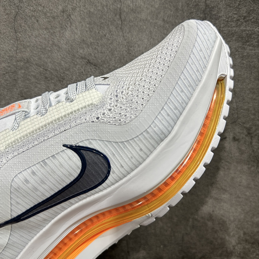 图片[6]-【XE纯原版】Nike Pegasus Premium Airscape 舒适百搭减震防滑耐磨透气 低帮跑步鞋 男女款灰橙    目前市场最强品质 原版购入开发 一切材质配件均匀原版一致 完美版型 高端玩家必推版本 高价零售必推版本 欢迎对比市面任意版本‼️ 这双鞋简直是时尚与科技的完美融合。 经典黑色鞋面，质感爆棚，搭配超亮眼的银色大勾子，瞬间成为街头焦点。 鞋侧独特小吊牌，细节满满，个性直接拉满。  脚下的全掌气垫更是亮点，红黑配色超吸睛，不仅颜值在线，缓震性能更是一绝。 不管是日常出街还是慢跑锻炼，都能给双脚极致舒适体验。  码数超全，36 – 46 码任你选！别犹豫啦，穿上它，轻松走出潮流范，开启你的时尚运动新旅程！   #独家原包 原底原料 开模打造  #原厂鞋标 高精密准度  #原楦原纸板开发 匹配原版98%以上  #后跟弧度 正确呈现  #原厂皮料 质感无敌  #皮料切割干净 无任何毛边 清洁度细节完美  货号：HQ2592-002 码段：36-46-选品中心