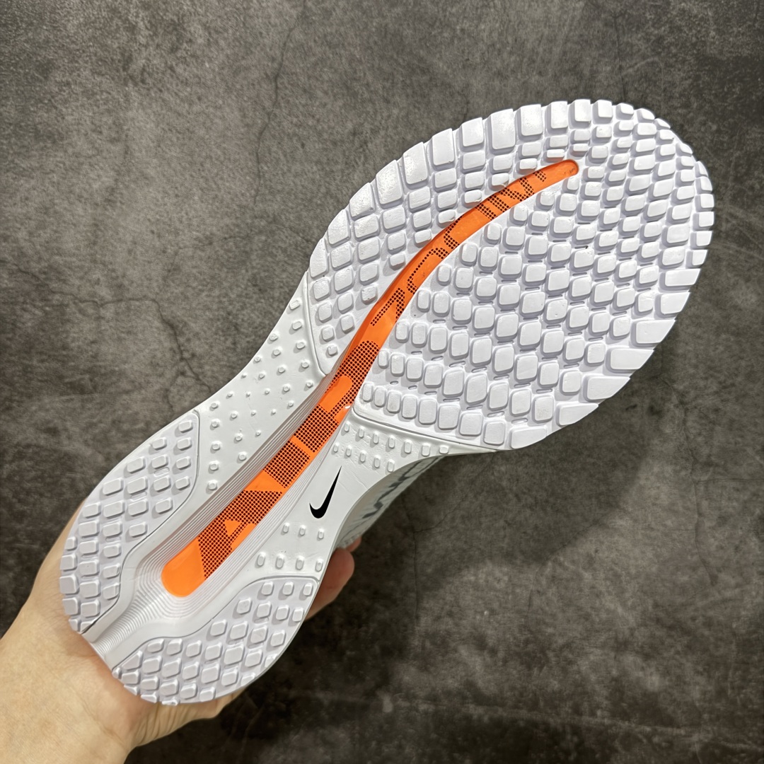 图片[9]-【XE纯原版】Nike Pegasus Premium Airscape 舒适百搭减震防滑耐磨透气 低帮跑步鞋 男女款灰橙    目前市场最强品质 原版购入开发 一切材质配件均匀原版一致 完美版型 高端玩家必推版本 高价零售必推版本 欢迎对比市面任意版本‼️ 这双鞋简直是时尚与科技的完美融合。 经典黑色鞋面，质感爆棚，搭配超亮眼的银色大勾子，瞬间成为街头焦点。 鞋侧独特小吊牌，细节满满，个性直接拉满。  脚下的全掌气垫更是亮点，红黑配色超吸睛，不仅颜值在线，缓震性能更是一绝。 不管是日常出街还是慢跑锻炼，都能给双脚极致舒适体验。  码数超全，36 – 46 码任你选！别犹豫啦，穿上它，轻松走出潮流范，开启你的时尚运动新旅程！   #独家原包 原底原料 开模打造  #原厂鞋标 高精密准度  #原楦原纸板开发 匹配原版98%以上  #后跟弧度 正确呈现  #原厂皮料 质感无敌  #皮料切割干净 无任何毛边 清洁度细节完美  货号：HQ2592-002 码段：36-46-选品中心