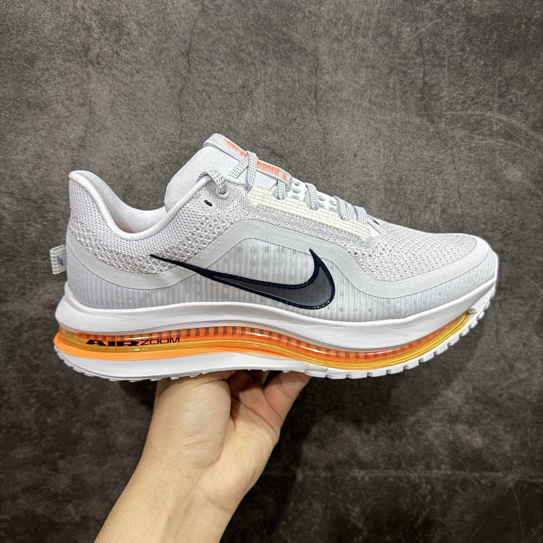 【XE纯原版】Nike Pegasus Premium Airscape 舒适百搭减震防滑耐磨透气 低帮跑步鞋 男女款灰橙    目前市场最强品质 原版购入开发 一切材质配件均匀原版一致 完美版型 高端玩家必推版本 高价零售必推版本 欢迎对比市面任意版本‼️ 这双鞋简直是时尚与科技的完美融合。 经典黑色鞋面，质感爆棚，搭配超亮眼的银色大勾子，瞬间成为街头焦点。 鞋侧独特小吊牌，细节满满，个性直接拉满。  脚下的全掌气垫更是亮点，红黑配色超吸睛，不仅颜值在线，缓震性能更是一绝。 不管是日常出街还是慢跑锻炼，都能给双脚极致舒适体验。  码数超全，36 - 46 码任你选！别犹豫啦，穿上它，轻松走出潮流范，开启你的时尚运动新旅程！   #独家原包 原底原料 开模打造  #原厂鞋标 高精密准度  #原楦原纸板开发 匹配原版98%以上  #后跟弧度 正确呈现  #原厂皮料 质感无敌  #皮料切割干净 无任何毛边 清洁度细节完美  货号：HQ2592-002 码段：36-46-选品中心