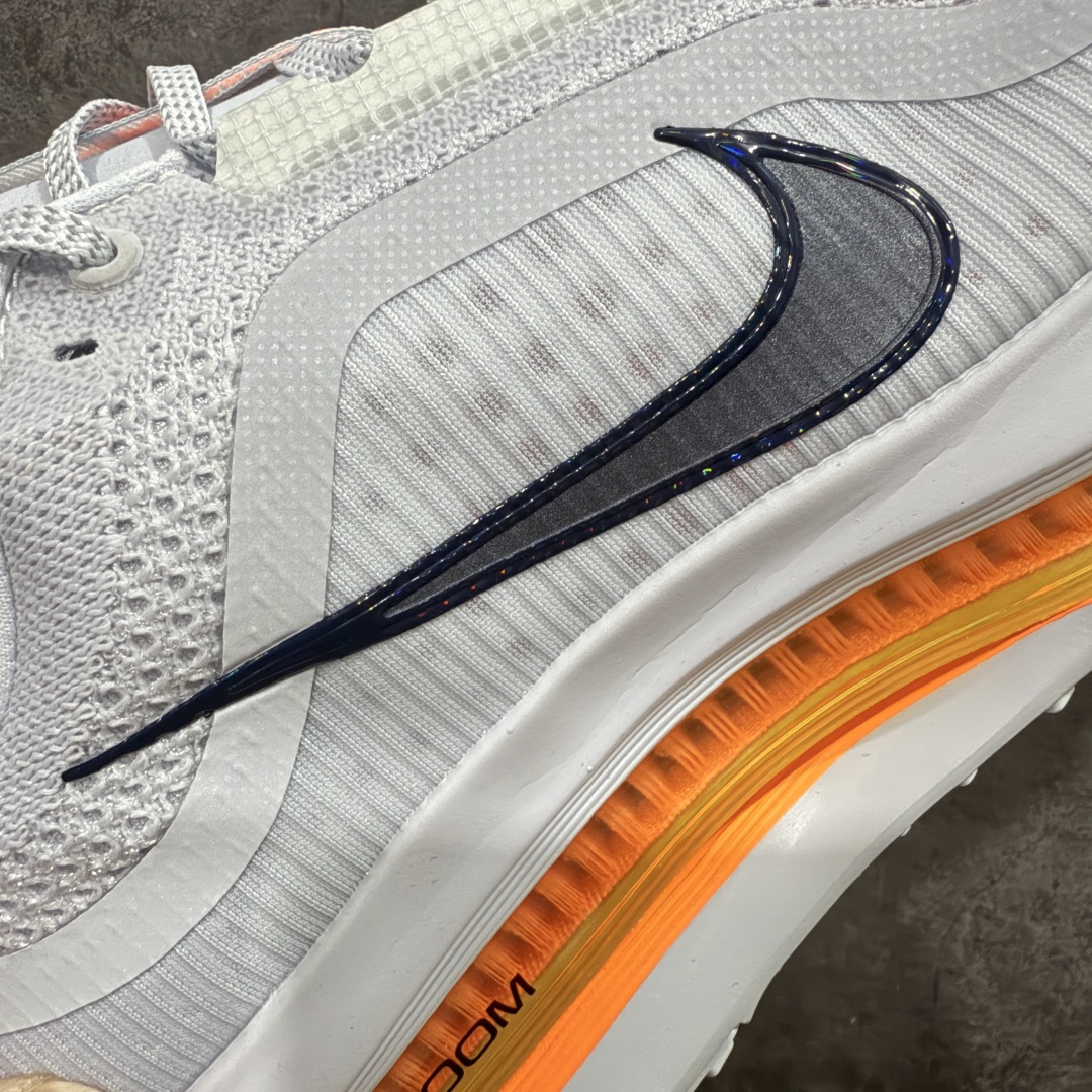 图片[3]-【XE纯原版】Nike Pegasus Premium Airscape 舒适百搭减震防滑耐磨透气 低帮跑步鞋 男女款灰橙    目前市场最强品质 原版购入开发 一切材质配件均匀原版一致 完美版型 高端玩家必推版本 高价零售必推版本 欢迎对比市面任意版本‼️ 这双鞋简直是时尚与科技的完美融合。 经典黑色鞋面，质感爆棚，搭配超亮眼的银色大勾子，瞬间成为街头焦点。 鞋侧独特小吊牌，细节满满，个性直接拉满。  脚下的全掌气垫更是亮点，红黑配色超吸睛，不仅颜值在线，缓震性能更是一绝。 不管是日常出街还是慢跑锻炼，都能给双脚极致舒适体验。  码数超全，36 – 46 码任你选！别犹豫啦，穿上它，轻松走出潮流范，开启你的时尚运动新旅程！   #独家原包 原底原料 开模打造  #原厂鞋标 高精密准度  #原楦原纸板开发 匹配原版98%以上  #后跟弧度 正确呈现  #原厂皮料 质感无敌  #皮料切割干净 无任何毛边 清洁度细节完美  货号：HQ2592-002 码段：36-46-选品中心