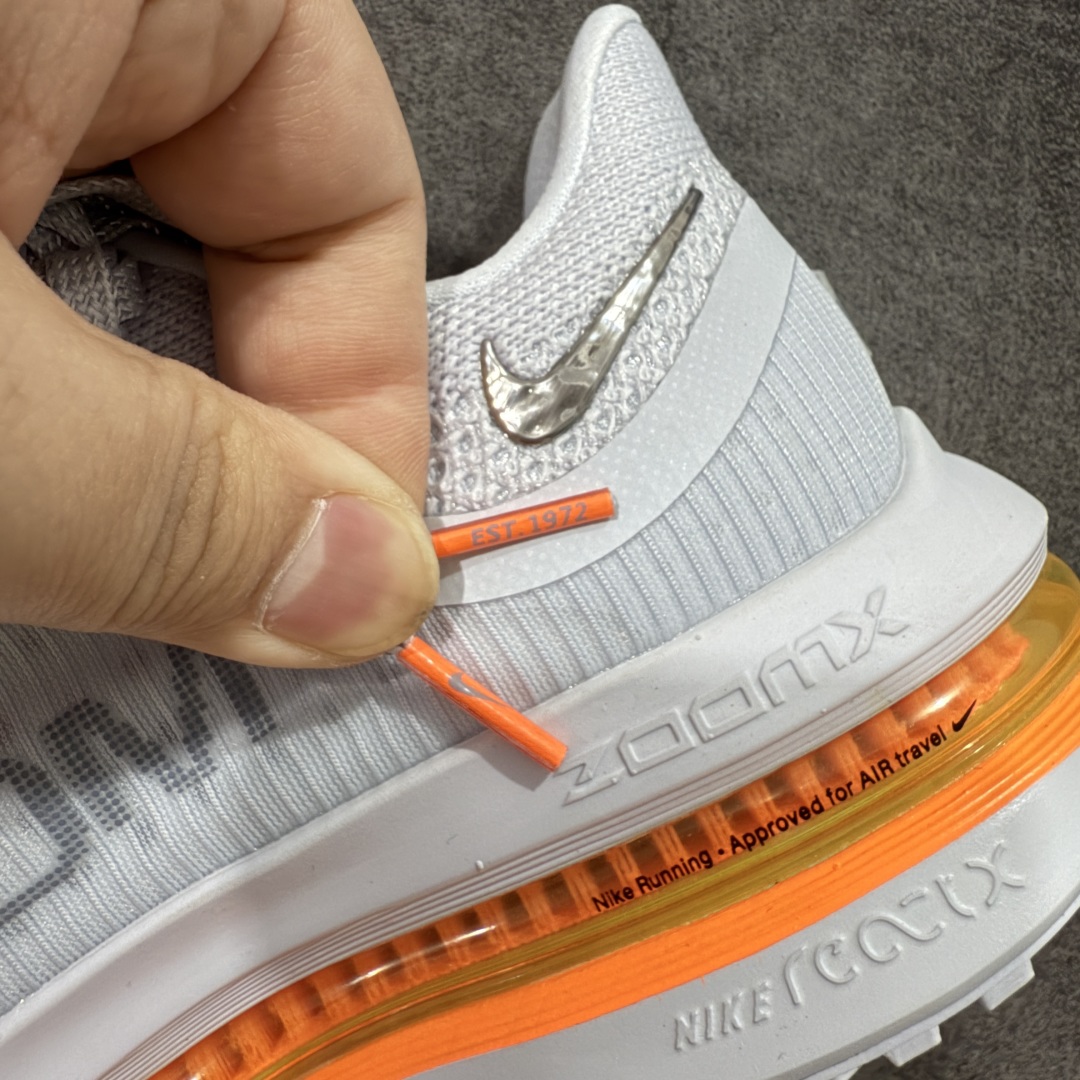 图片[6]-【XE纯原版】Nike Pegasus Premium Airscape 舒适百搭减震防滑耐磨透气 低帮跑步鞋 男女款灰橙    目前市场最强品质 原版购入开发 一切材质配件均匀原版一致 完美版型 高端玩家必推版本 高价零售必推版本 欢迎对比市面任意版本‼️ 这双鞋简直是时尚与科技的完美融合。 经典黑色鞋面，质感爆棚，搭配超亮眼的银色大勾子，瞬间成为街头焦点。 鞋侧独特小吊牌，细节满满，个性直接拉满。  脚下的全掌气垫更是亮点，红黑配色超吸睛，不仅颜值在线，缓震性能更是一绝。 不管是日常出街还是慢跑锻炼，都能给双脚极致舒适体验。  码数超全，36 – 46 码任你选！别犹豫啦，穿上它，轻松走出潮流范，开启你的时尚运动新旅程！   #独家原包 原底原料 开模打造  #原厂鞋标 高精密准度  #原楦原纸板开发 匹配原版98%以上  #后跟弧度 正确呈现  #原厂皮料 质感无敌  #皮料切割干净 无任何毛边 清洁度细节完美  货号：HQ2592-002 码段：36-46-选品中心