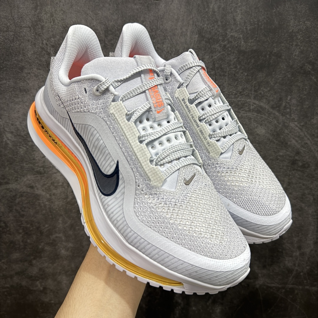 【XE纯原版】Nike Pegasus Premium Airscape 舒适百搭减震防滑耐磨透气 低帮跑步鞋 男女款灰橙    目前市场最强品质 原版购入开发 一切材质配件均匀原版一致 完美版型 高端玩家必推版本 高价零售必推版本 欢迎对比市面任意版本‼️ 这双鞋简直是时尚与科技的完美融合。 经典黑色鞋面，质感爆棚，搭配超亮眼的银色大勾子，瞬间成为街头焦点。 鞋侧独特小吊牌，细节满满，个性直接拉满。  脚下的全掌气垫更是亮点，红黑配色超吸睛，不仅颜值在线，缓震性能更是一绝。 不管是日常出街还是慢跑锻炼，都能给双脚极致舒适体验。  码数超全，36 - 46 码任你选！别犹豫啦，穿上它，轻松走出潮流范，开启你的时尚运动新旅程！   #独家原包 原底原料 开模打造  #原厂鞋标 高精密准度  #原楦原纸板开发 匹配原版98%以上  #后跟弧度 正确呈现  #原厂皮料 质感无敌  #皮料切割干净 无任何毛边 清洁度细节完美  货号：HQ2592-002 码段：36-46-选品中心