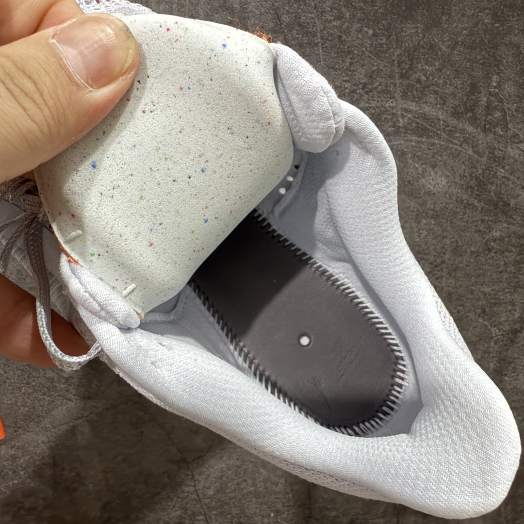 图片[9]-【XE纯原版】Nike Pegasus Premium Airscape 舒适百搭减震防滑耐磨透气 低帮跑步鞋 男女款灰橙    目前市场最强品质 原版购入开发 一切材质配件均匀原版一致 完美版型 高端玩家必推版本 高价零售必推版本 欢迎对比市面任意版本‼️ 这双鞋简直是时尚与科技的完美融合。 经典黑色鞋面，质感爆棚，搭配超亮眼的银色大勾子，瞬间成为街头焦点。 鞋侧独特小吊牌，细节满满，个性直接拉满。  脚下的全掌气垫更是亮点，红黑配色超吸睛，不仅颜值在线，缓震性能更是一绝。 不管是日常出街还是慢跑锻炼，都能给双脚极致舒适体验。  码数超全，36 – 46 码任你选！别犹豫啦，穿上它，轻松走出潮流范，开启你的时尚运动新旅程！   #独家原包 原底原料 开模打造  #原厂鞋标 高精密准度  #原楦原纸板开发 匹配原版98%以上  #后跟弧度 正确呈现  #原厂皮料 质感无敌  #皮料切割干净 无任何毛边 清洁度细节完美  货号：HQ2592-002 码段：36-46-选品中心