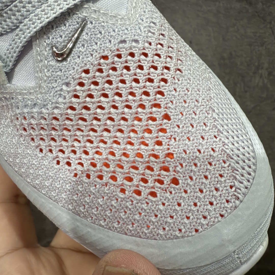 图片[4]-【XE纯原版】Nike Pegasus Premium Airscape 舒适百搭减震防滑耐磨透气 低帮跑步鞋 男女款灰橙    目前市场最强品质 原版购入开发 一切材质配件均匀原版一致 完美版型 高端玩家必推版本 高价零售必推版本 欢迎对比市面任意版本‼️ 这双鞋简直是时尚与科技的完美融合。 经典黑色鞋面，质感爆棚，搭配超亮眼的银色大勾子，瞬间成为街头焦点。 鞋侧独特小吊牌，细节满满，个性直接拉满。  脚下的全掌气垫更是亮点，红黑配色超吸睛，不仅颜值在线，缓震性能更是一绝。 不管是日常出街还是慢跑锻炼，都能给双脚极致舒适体验。  码数超全，36 – 46 码任你选！别犹豫啦，穿上它，轻松走出潮流范，开启你的时尚运动新旅程！   #独家原包 原底原料 开模打造  #原厂鞋标 高精密准度  #原楦原纸板开发 匹配原版98%以上  #后跟弧度 正确呈现  #原厂皮料 质感无敌  #皮料切割干净 无任何毛边 清洁度细节完美  货号：HQ2592-002 码段：36-46-选品中心