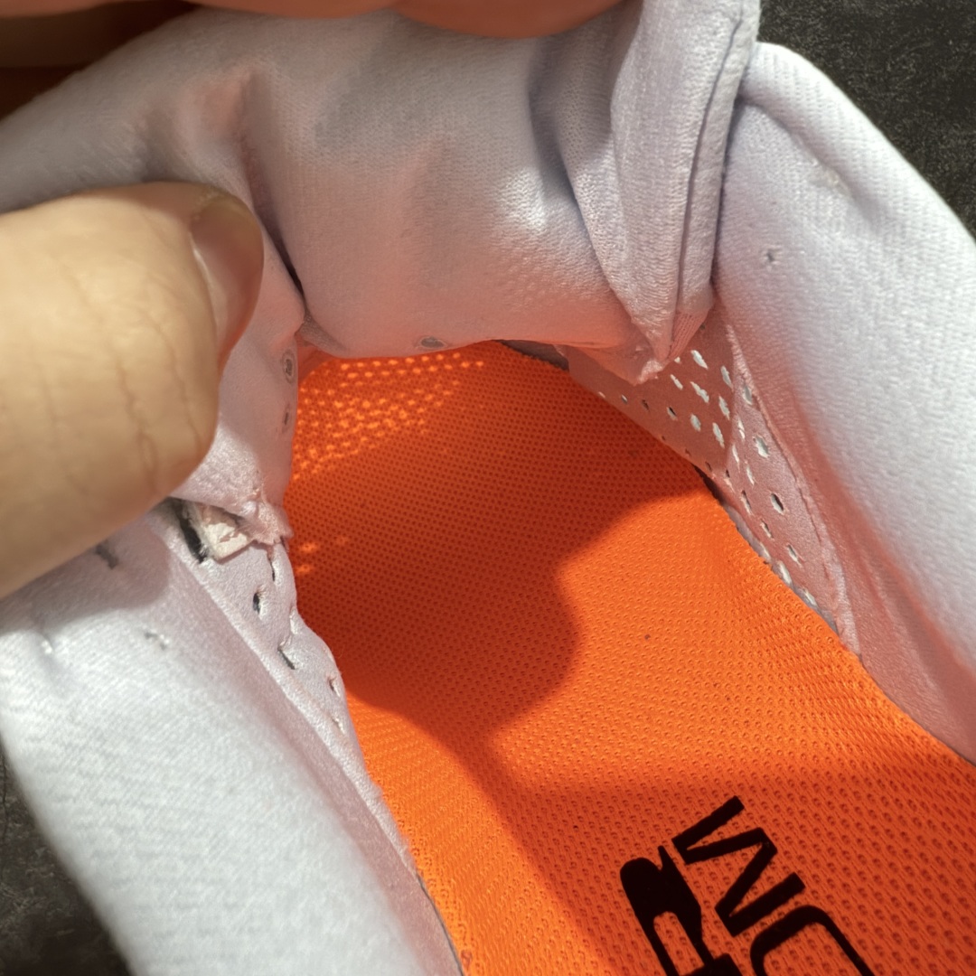 图片[7]-【XE纯原版】Nike Pegasus Premium Airscape 舒适百搭减震防滑耐磨透气 低帮跑步鞋 男女款灰橙    目前市场最强品质 原版购入开发 一切材质配件均匀原版一致 完美版型 高端玩家必推版本 高价零售必推版本 欢迎对比市面任意版本‼️ 这双鞋简直是时尚与科技的完美融合。 经典黑色鞋面，质感爆棚，搭配超亮眼的银色大勾子，瞬间成为街头焦点。 鞋侧独特小吊牌，细节满满，个性直接拉满。  脚下的全掌气垫更是亮点，红黑配色超吸睛，不仅颜值在线，缓震性能更是一绝。 不管是日常出街还是慢跑锻炼，都能给双脚极致舒适体验。  码数超全，36 – 46 码任你选！别犹豫啦，穿上它，轻松走出潮流范，开启你的时尚运动新旅程！   #独家原包 原底原料 开模打造  #原厂鞋标 高精密准度  #原楦原纸板开发 匹配原版98%以上  #后跟弧度 正确呈现  #原厂皮料 质感无敌  #皮料切割干净 无任何毛边 清洁度细节完美  货号：HQ2592-002 码段：36-46-选品中心