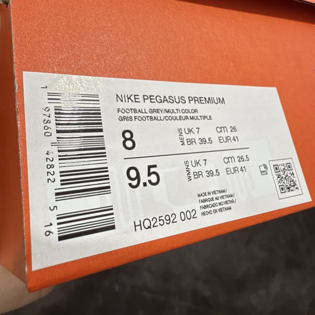 图片[13]-【XE纯原版】Nike Pegasus Premium Airscape 舒适百搭减震防滑耐磨透气 低帮跑步鞋 男女款灰橙    目前市场最强品质 原版购入开发 一切材质配件均匀原版一致 完美版型 高端玩家必推版本 高价零售必推版本 欢迎对比市面任意版本‼️ 这双鞋简直是时尚与科技的完美融合。 经典黑色鞋面，质感爆棚，搭配超亮眼的银色大勾子，瞬间成为街头焦点。 鞋侧独特小吊牌，细节满满，个性直接拉满。  脚下的全掌气垫更是亮点，红黑配色超吸睛，不仅颜值在线，缓震性能更是一绝。 不管是日常出街还是慢跑锻炼，都能给双脚极致舒适体验。  码数超全，36 – 46 码任你选！别犹豫啦，穿上它，轻松走出潮流范，开启你的时尚运动新旅程！   #独家原包 原底原料 开模打造  #原厂鞋标 高精密准度  #原楦原纸板开发 匹配原版98%以上  #后跟弧度 正确呈现  #原厂皮料 质感无敌  #皮料切割干净 无任何毛边 清洁度细节完美  货号：HQ2592-002 码段：36-46-选品中心