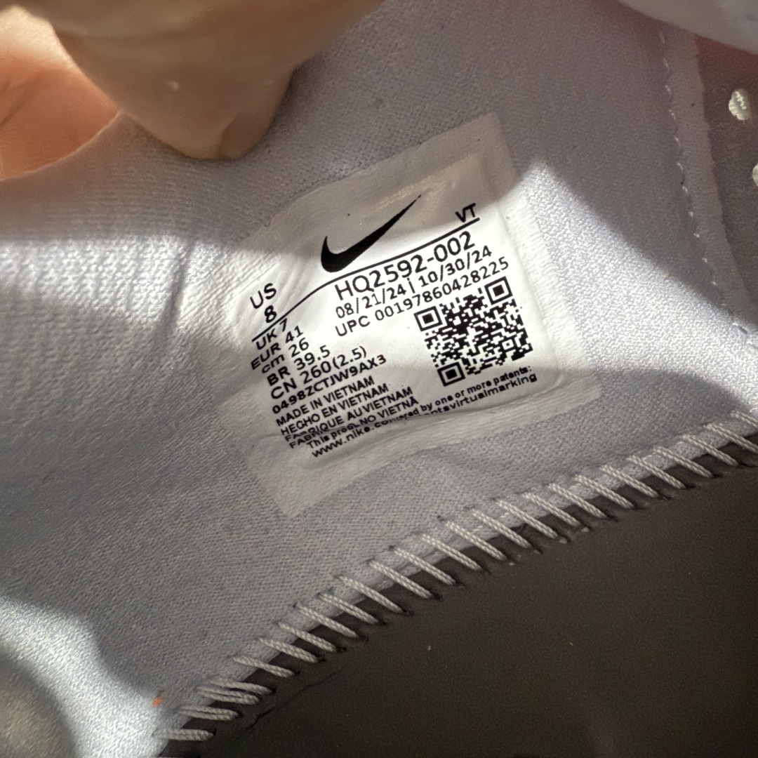 图片[10]-【XE纯原版】Nike Pegasus Premium Airscape 舒适百搭减震防滑耐磨透气 低帮跑步鞋 男女款灰橙    目前市场最强品质 原版购入开发 一切材质配件均匀原版一致 完美版型 高端玩家必推版本 高价零售必推版本 欢迎对比市面任意版本‼️ 这双鞋简直是时尚与科技的完美融合。 经典黑色鞋面，质感爆棚，搭配超亮眼的银色大勾子，瞬间成为街头焦点。 鞋侧独特小吊牌，细节满满，个性直接拉满。  脚下的全掌气垫更是亮点，红黑配色超吸睛，不仅颜值在线，缓震性能更是一绝。 不管是日常出街还是慢跑锻炼，都能给双脚极致舒适体验。  码数超全，36 – 46 码任你选！别犹豫啦，穿上它，轻松走出潮流范，开启你的时尚运动新旅程！   #独家原包 原底原料 开模打造  #原厂鞋标 高精密准度  #原楦原纸板开发 匹配原版98%以上  #后跟弧度 正确呈现  #原厂皮料 质感无敌  #皮料切割干净 无任何毛边 清洁度细节完美  货号：HQ2592-002 码段：36-46-选品中心