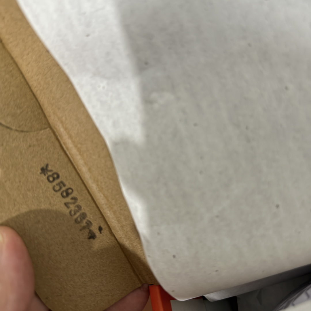 图片[12]-【XE纯原版】Nike Pegasus Premium Airscape 舒适百搭减震防滑耐磨透气 低帮跑步鞋 男女款灰橙    目前市场最强品质 原版购入开发 一切材质配件均匀原版一致 完美版型 高端玩家必推版本 高价零售必推版本 欢迎对比市面任意版本‼️ 这双鞋简直是时尚与科技的完美融合。 经典黑色鞋面，质感爆棚，搭配超亮眼的银色大勾子，瞬间成为街头焦点。 鞋侧独特小吊牌，细节满满，个性直接拉满。  脚下的全掌气垫更是亮点，红黑配色超吸睛，不仅颜值在线，缓震性能更是一绝。 不管是日常出街还是慢跑锻炼，都能给双脚极致舒适体验。  码数超全，36 – 46 码任你选！别犹豫啦，穿上它，轻松走出潮流范，开启你的时尚运动新旅程！   #独家原包 原底原料 开模打造  #原厂鞋标 高精密准度  #原楦原纸板开发 匹配原版98%以上  #后跟弧度 正确呈现  #原厂皮料 质感无敌  #皮料切割干净 无任何毛边 清洁度细节完美  货号：HQ2592-002 码段：36-46-选品中心