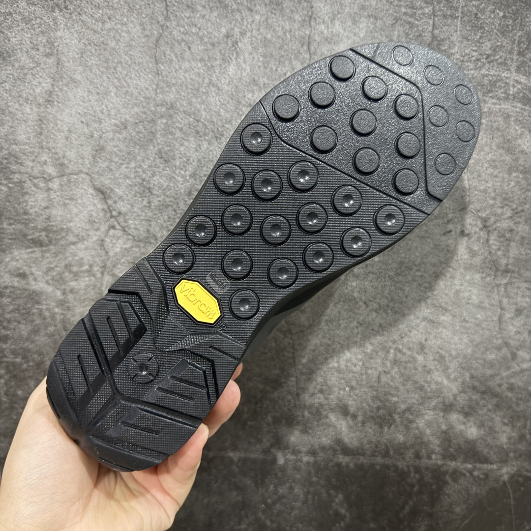 图片[9]-【升级版】ARC‘TERYX始祖鸟 KONSEAL LT 轻量 登山鞋 夏季透气款 徒步 攀岩 徒步户外休闲鞋 代购指定版本 原数据开发 不掉标 正确高频字体 鸟爪细节完美 区别市场公版货 错误字体货 上脚舒适轻便无负重感 四季百搭 始祖鸟 KONSEAL LT轻量户外鞋，这双鞋，不仅仅可以穿着逛街上班，更可以穿着徒步旅游甚至攀岩！说实话，没多少人真的会去攀岩，经我们试穿，这双鞋，日常穿也是非常舒服轻便！搭配日常的衣服完全不违和！结构中底TPU底盘，保护双脚。配置3D模具保护双脚+一体化系带系统，鞋面防撕裂网布、TPU保护膜和牛巴革合成面料，喜欢放心入！这种类型的鞋子咱们家超难得遇到一次，喜欢一定不要错过 尺码：39-45-选品中心