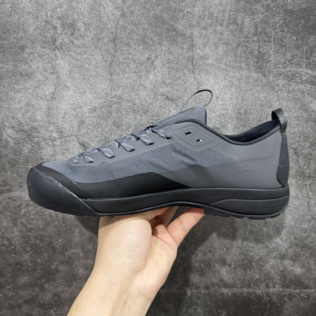 图片[2]-【升级版】ARC‘TERYX始祖鸟 KONSEAL LT 轻量 登山鞋 夏季透气款 徒步 攀岩 徒步户外休闲鞋 代购指定版本 原数据开发 不掉标 正确高频字体 鸟爪细节完美 区别市场公版货 错误字体货 上脚舒适轻便无负重感 四季百搭 始祖鸟 KONSEAL LT轻量户外鞋，这双鞋，不仅仅可以穿着逛街上班，更可以穿着徒步旅游甚至攀岩！说实话，没多少人真的会去攀岩，经我们试穿，这双鞋，日常穿也是非常舒服轻便！搭配日常的衣服完全不违和！结构中底TPU底盘，保护双脚。配置3D模具保护双脚+一体化系带系统，鞋面防撕裂网布、TPU保护膜和牛巴革合成面料，喜欢放心入！这种类型的鞋子咱们家超难得遇到一次，喜欢一定不要错过 尺码：39-45-选品中心