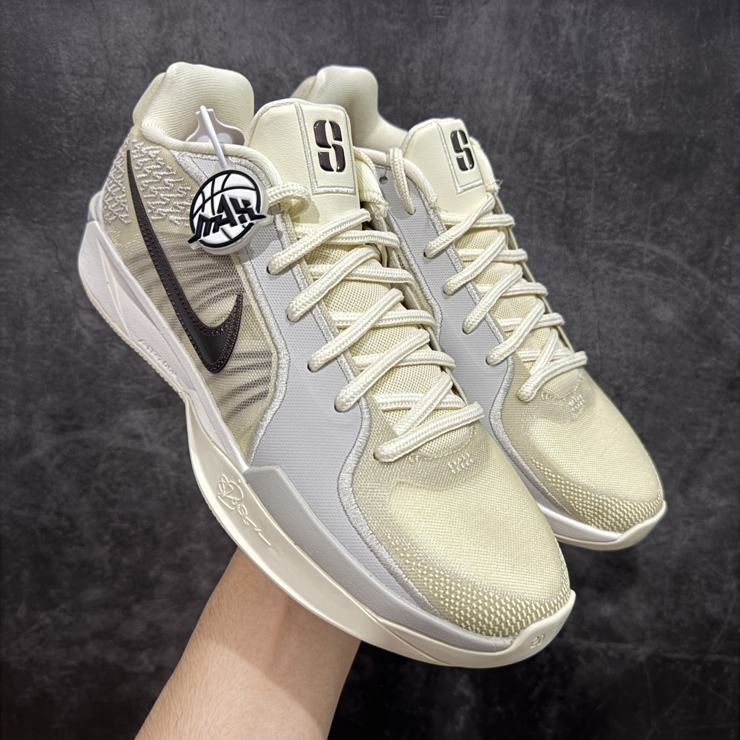 【灭世纯原】NK Sabrina 2 萨布丽娜二代签名减震防滑低帮篮球鞋 椰奶色 FZ1517-102 革新登场🌪🔝颠覆革新出货‼️缓震配置独家革新！实战属性直接拉满👊🏻实战天花板上限再度提升！实战亲测-性能体验吊打国产同价位鞋款 ⚫️前掌扇形zoom➕增配中足抗扭片➕增配后掌马蹄ZOOM气垫（正品仅配置前掌扇形zoom） 完美解决 正品抗扭不足问题 ⚫️采用科比5代鞋楦以及龙骨数据打造！前后落差仅6mm！小科5实至名归！ ⚫️鞋身➕鞋头增配高频补强层，提升鞋头以及脚踝支撑性 ⚫️鞋垫采用高弹缓震垫材质-磨合一场直接贴合脚型☑️ ⚫️外底加厚2mm，升级止滑配方，磨合一次，抓地原地起飞 后卫旗舰有且只在灭世纯原（支持市场任意货品正面PK） 真材实料，肉眼可见！革新升级绝非空穴来风！灭世纯原内外兼修，用态度诠释最强实战货品👊🏻 尺码：39-46（尺码建议：标准亚洲楦 无需大半码）-选品中心