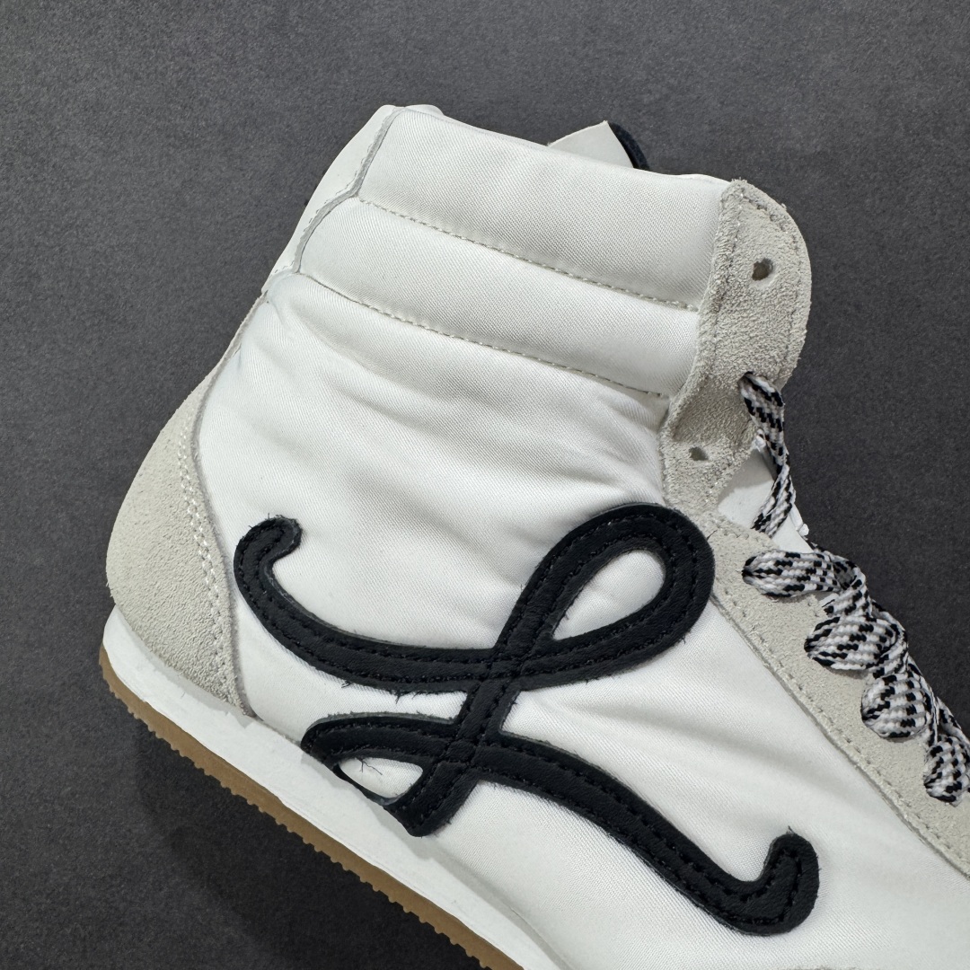 图片[6]-【公司级】Loewe Ballet Runner 2.0系列罗意威 高帮 阿甘复古风德训薄底百搭休闲运动鞋 不对称鞋头设计 袜状内部结构 轻盈橡胶外底延伸至鞋头 后跟标签饰有注塑橡胶 LOEWE 标志 升级原楦型开发纸版 全手工拉帮工艺成型 采用反绒牛皮革拼接头层皮饰片 鞋面材质 鞋身原装高密度防刮尼龙面料 极好柔软效果 双层乳胶缓震鞋垫 外部搭配轻量 EVA缓震组合橡胶防滑片装外底 尺码：36-39-选品中心