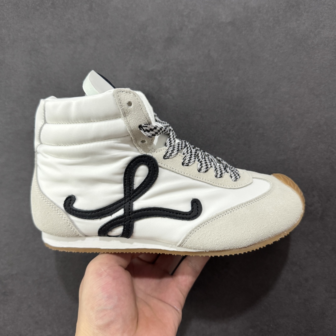 【公司级】Loewe Ballet Runner 2.0系列罗意威 高帮 阿甘复古风德训薄底百搭休闲运动鞋 不对称鞋头设计 袜状内部结构 轻盈橡胶外底延伸至鞋头 后跟标签饰有注塑橡胶 LOEWE 标志 升级原楦型开发纸版 全手工拉帮工艺成型 采用反绒牛皮革拼接头层皮饰片 鞋面材质 鞋身原装高密度防刮尼龙面料 极好柔软效果 双层乳胶缓震鞋垫 外部搭配轻量 EVA缓震组合橡胶防滑片装外底 尺码:36-39-选品中心