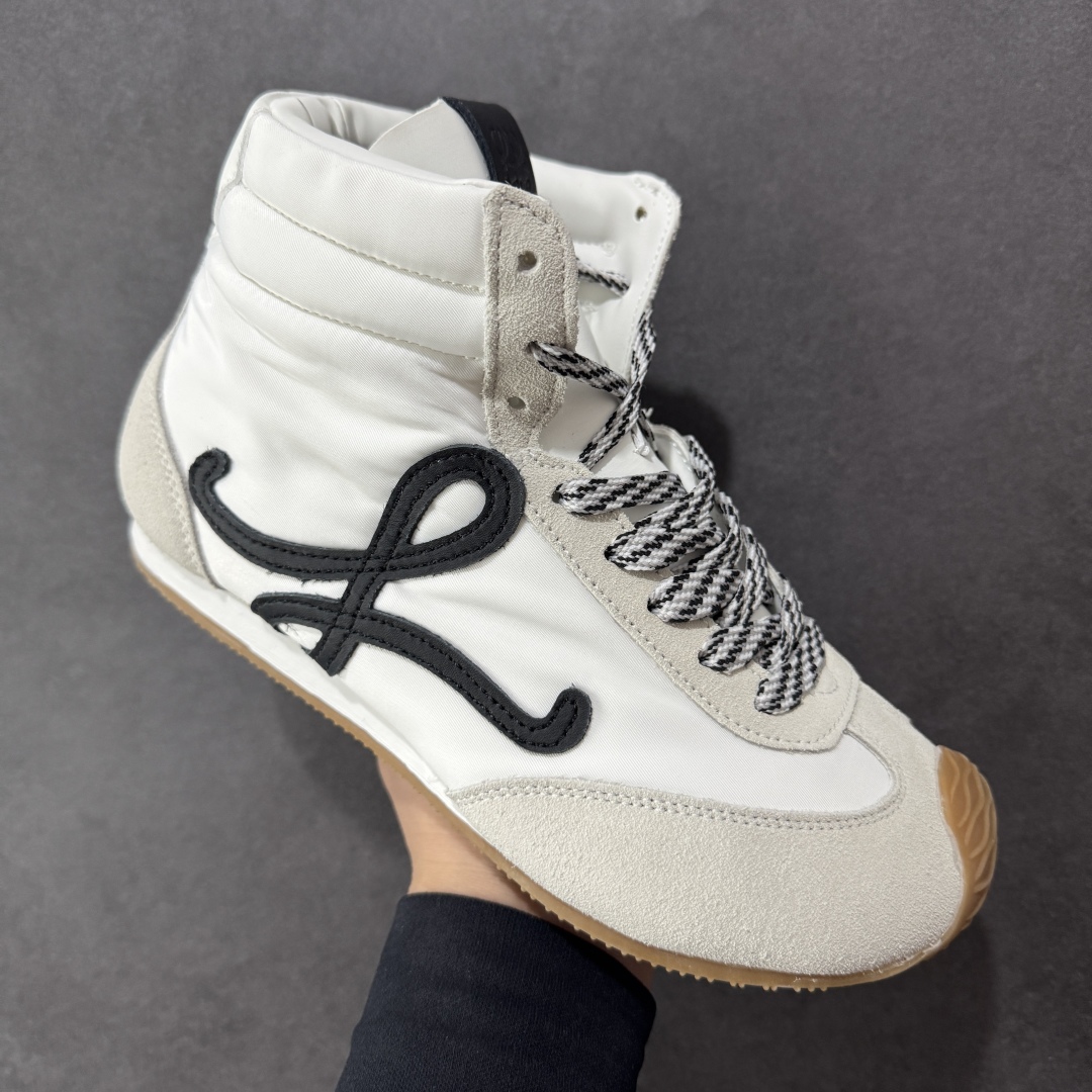 图片[3]-【公司级】Loewe Ballet Runner 2.0系列罗意威 高帮 阿甘复古风德训薄底百搭休闲运动鞋 不对称鞋头设计 袜状内部结构 轻盈橡胶外底延伸至鞋头 后跟标签饰有注塑橡胶 LOEWE 标志 升级原楦型开发纸版 全手工拉帮工艺成型 采用反绒牛皮革拼接头层皮饰片 鞋面材质 鞋身原装高密度防刮尼龙面料 极好柔软效果 双层乳胶缓震鞋垫 外部搭配轻量 EVA缓震组合橡胶防滑片装外底 尺码：36-39-选品中心