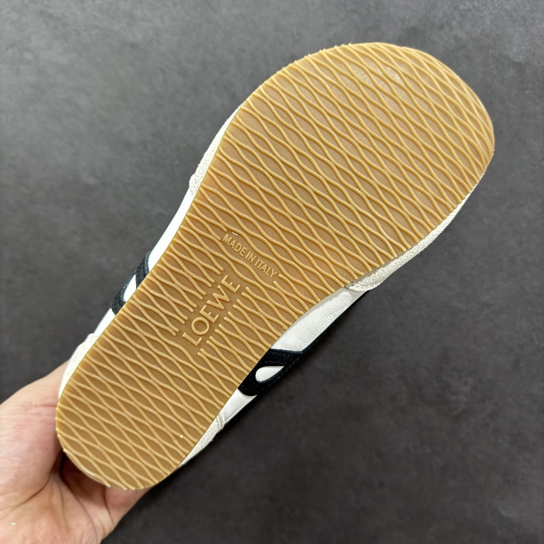 图片[9]-【公司级】Loewe Ballet Runner 2.0系列罗意威 高帮 阿甘复古风德训薄底百搭休闲运动鞋 不对称鞋头设计 袜状内部结构 轻盈橡胶外底延伸至鞋头 后跟标签饰有注塑橡胶 LOEWE 标志 升级原楦型开发纸版 全手工拉帮工艺成型 采用反绒牛皮革拼接头层皮饰片 鞋面材质 鞋身原装高密度防刮尼龙面料 极好柔软效果 双层乳胶缓震鞋垫 外部搭配轻量 EVA缓震组合橡胶防滑片装外底 尺码：36-39-选品中心