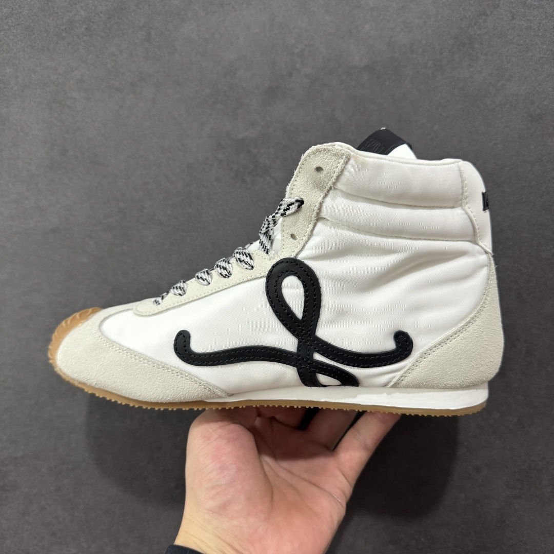 图片[2]-【公司级】Loewe Ballet Runner 2.0系列罗意威 高帮 阿甘复古风德训薄底百搭休闲运动鞋 不对称鞋头设计 袜状内部结构 轻盈橡胶外底延伸至鞋头 后跟标签饰有注塑橡胶 LOEWE 标志 升级原楦型开发纸版 全手工拉帮工艺成型 采用反绒牛皮革拼接头层皮饰片 鞋面材质 鞋身原装高密度防刮尼龙面料 极好柔软效果 双层乳胶缓震鞋垫 外部搭配轻量 EVA缓震组合橡胶防滑片装外底 尺码：36-39-选品中心