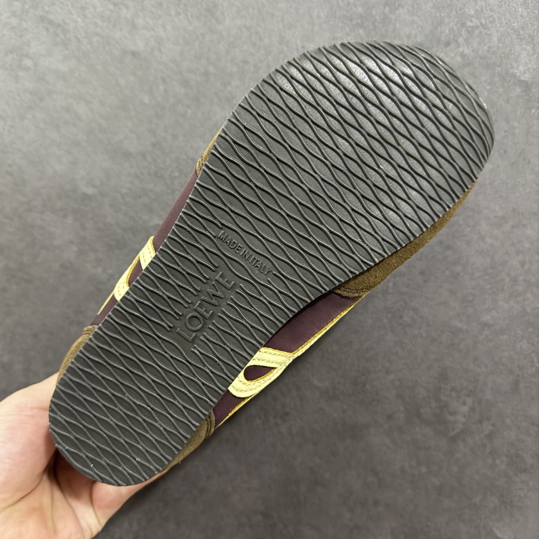 图片[9]-【公司级】Loewe Ballet Runner 2.0系列罗意威 高帮 阿甘复古风德训薄底百搭休闲运动鞋 不对称鞋头设计 袜状内部结构 轻盈橡胶外底延伸至鞋头 后跟标签饰有注塑橡胶 LOEWE 标志 升级原楦型开发纸版 全手工拉帮工艺成型 采用反绒牛皮革拼接头层皮饰片 鞋面材质 鞋身原装高密度防刮尼龙面料 极好柔软效果 双层乳胶缓震鞋垫 外部搭配轻量 EVA缓震组合橡胶防滑片装外底 尺码：36-39-选品中心