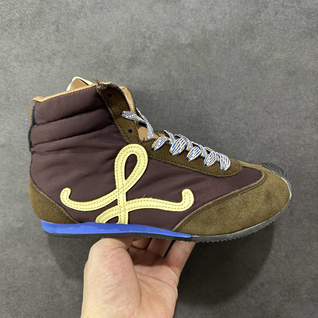 【公司级】Loewe Ballet Runner 2.0系列罗意威 高帮 阿甘复古风德训薄底百搭休闲运动鞋 不对称鞋头设计 袜状内部结构 轻盈橡胶外底延伸至鞋头 后跟标签饰有注塑橡胶 LOEWE 标志 升级原楦型开发纸版 全手工拉帮工艺成型 采用反绒牛皮革拼接头层皮饰片 鞋面材质 鞋身原装高密度防刮尼龙面料 极好柔软效果 双层乳胶缓震鞋垫 外部搭配轻量 EVA缓震组合橡胶防滑片装外底 尺码:36-39-选品中心