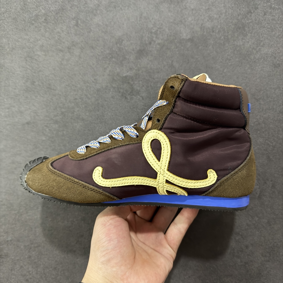 图片[2]-【公司级】Loewe Ballet Runner 2.0系列罗意威 高帮 阿甘复古风德训薄底百搭休闲运动鞋 不对称鞋头设计 袜状内部结构 轻盈橡胶外底延伸至鞋头 后跟标签饰有注塑橡胶 LOEWE 标志 升级原楦型开发纸版 全手工拉帮工艺成型 采用反绒牛皮革拼接头层皮饰片 鞋面材质 鞋身原装高密度防刮尼龙面料 极好柔软效果 双层乳胶缓震鞋垫 外部搭配轻量 EVA缓震组合橡胶防滑片装外底 尺码：36-39-选品中心