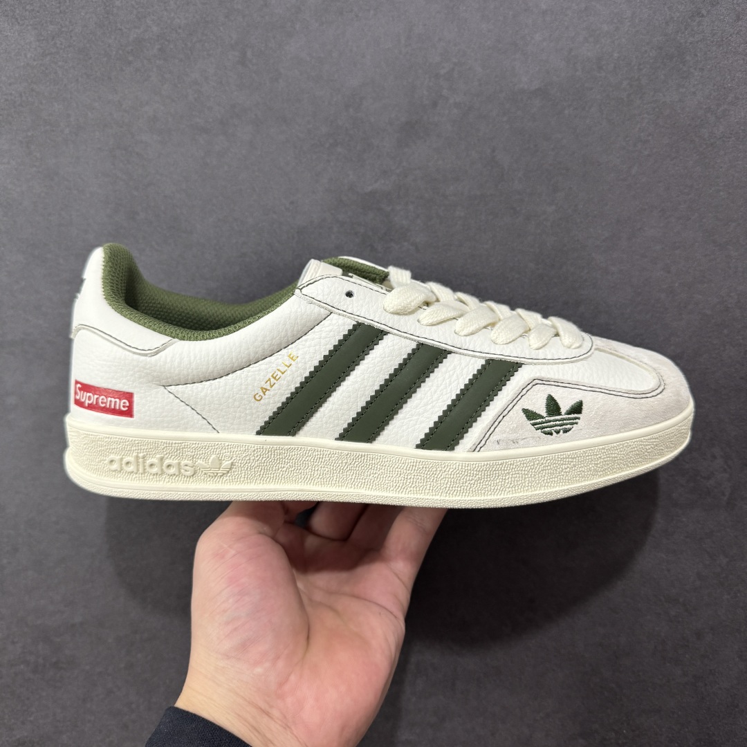 【定制版】adidas originals Samba OG x Supreme 灰白绿 桑巴舞系列复古经典轻便板鞋 此款以简约大方的造型设计 给人以随性休闲的时尚格调 穿着舒适轻便,运动灵活自如 满足日常个性穿搭 货号:XD6188 103 尺码:36 36.5 37 38 38.5 39 40 40.5 41 42 42.5 43 44 44.5 45-选品中心