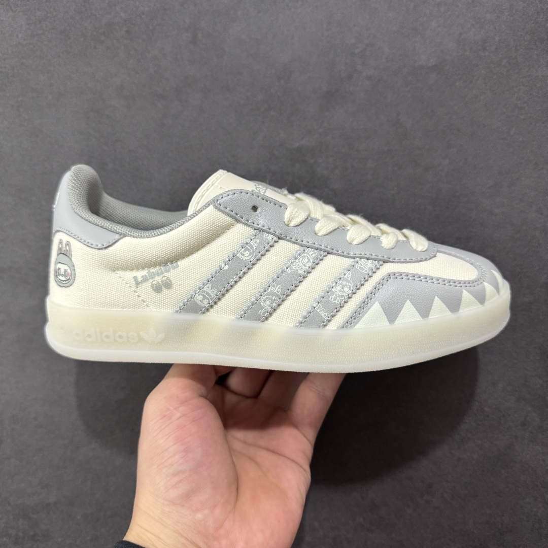 【定制版】adidas originals Samba OG 灰白拉布布 桑巴舞系列复古经典轻便板鞋 此款以简约大方的造型设计 给人以随性休闲的时尚格调 穿着舒适轻便,运动灵活自如 满足日常个性穿搭 货号:DM1234 015 尺码:36 36.5 37 38 38.5 39 40-选品中心