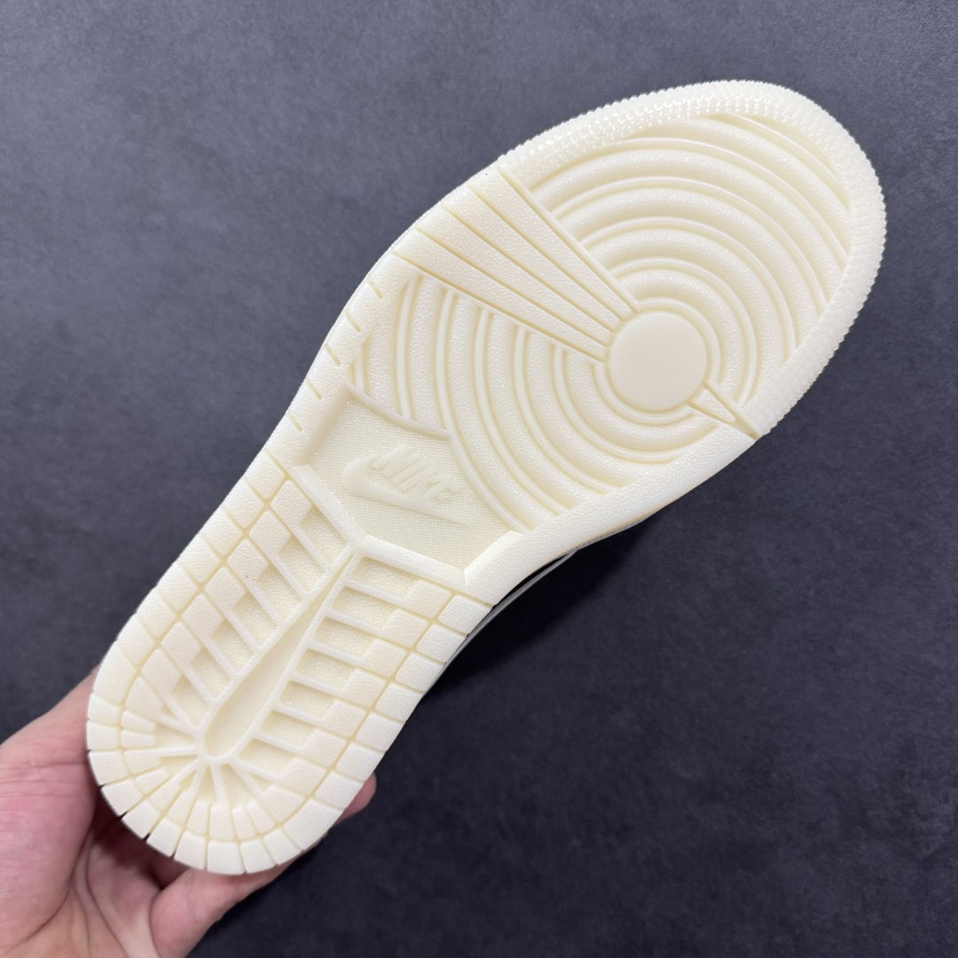 图片[9]-【定制版】Travis Scott x Fragment Design x Air Jordan 1 Low OG SP AJ1 乔1 Supreme联名 米白水晶 低帮文化休闲板鞋 XX3168-188 #多方联名合作融合了Travis Scott 独特的音乐风格，藤原浩个性的设计风格以及Jordan品牌的经典元素 使其成为一双具有独特身份和价值的鞋子 清新而立体的外观加上联名标识更突出了其独特身份 这种配色方案显示出活力和时尚感 在视觉上引人注目 鞋身的质感和细腻的细节处理使其显得高端而格调十足 这款“倒钩”联名是设计与创意完美结合 融合多方的个性风格是一款备受瞩目的潮流鞋款 尺码：36 36.5 37.5 38 38.5 39 40 40.5 41 42 42.5 43 44 44.5 45-选品中心