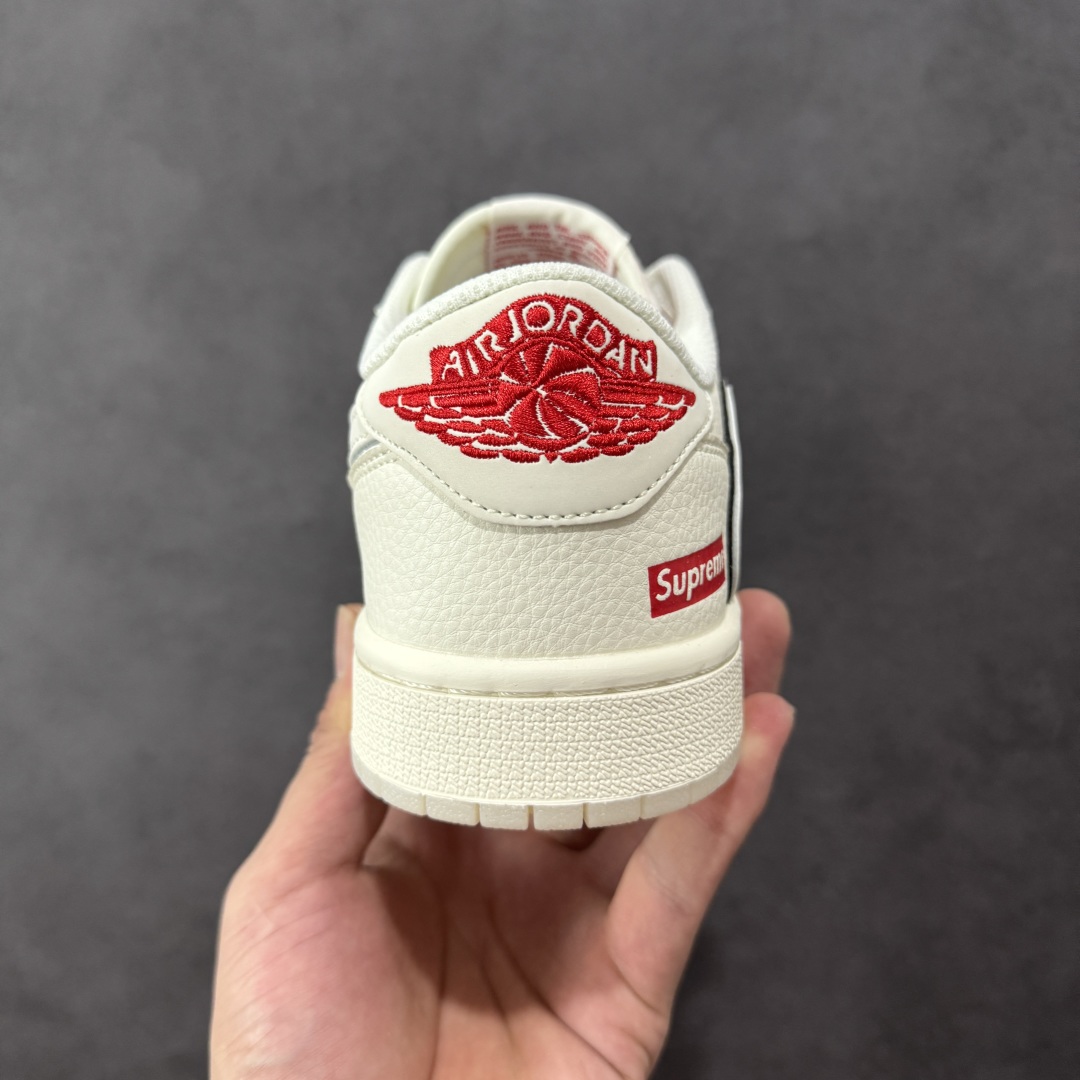 图片[4]-【定制版】Travis Scott x Fragment Design x Air Jordan 1 Low OG SP AJ1 乔1 Supreme联名 米白水晶 低帮文化休闲板鞋 XX3168-188 #多方联名合作融合了Travis Scott 独特的音乐风格，藤原浩个性的设计风格以及Jordan品牌的经典元素 使其成为一双具有独特身份和价值的鞋子 清新而立体的外观加上联名标识更突出了其独特身份 这种配色方案显示出活力和时尚感 在视觉上引人注目 鞋身的质感和细腻的细节处理使其显得高端而格调十足 这款“倒钩”联名是设计与创意完美结合 融合多方的个性风格是一款备受瞩目的潮流鞋款 尺码：36 36.5 37.5 38 38.5 39 40 40.5 41 42 42.5 43 44 44.5 45-选品中心