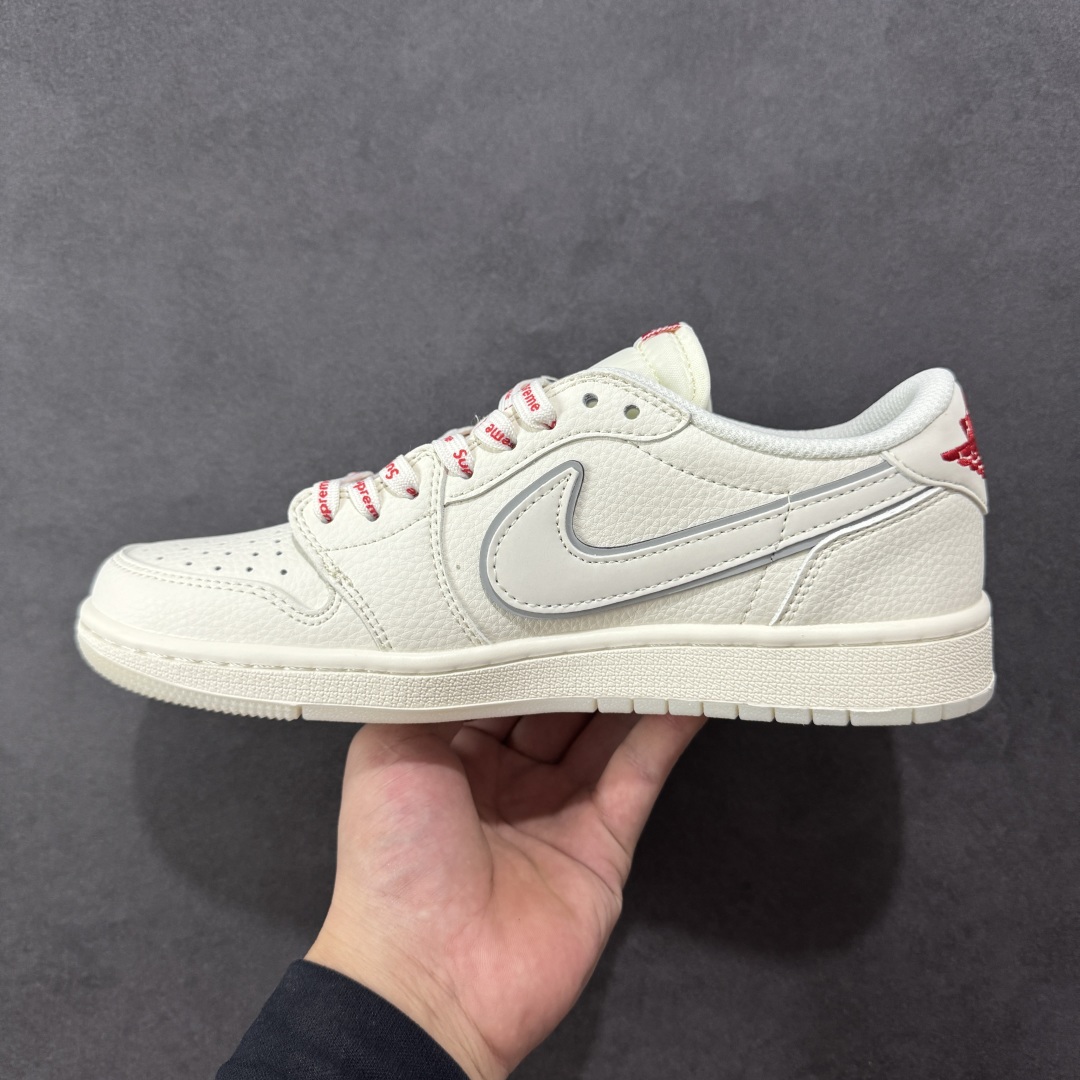 图片[2]-【定制版】Travis Scott x Fragment Design x Air Jordan 1 Low OG SP AJ1 乔1 Supreme联名 米白水晶 低帮文化休闲板鞋 XX3168-188 #多方联名合作融合了Travis Scott 独特的音乐风格，藤原浩个性的设计风格以及Jordan品牌的经典元素 使其成为一双具有独特身份和价值的鞋子 清新而立体的外观加上联名标识更突出了其独特身份 这种配色方案显示出活力和时尚感 在视觉上引人注目 鞋身的质感和细腻的细节处理使其显得高端而格调十足 这款“倒钩”联名是设计与创意完美结合 融合多方的个性风格是一款备受瞩目的潮流鞋款 尺码：36 36.5 37.5 38 38.5 39 40 40.5 41 42 42.5 43 44 44.5 45-选品中心