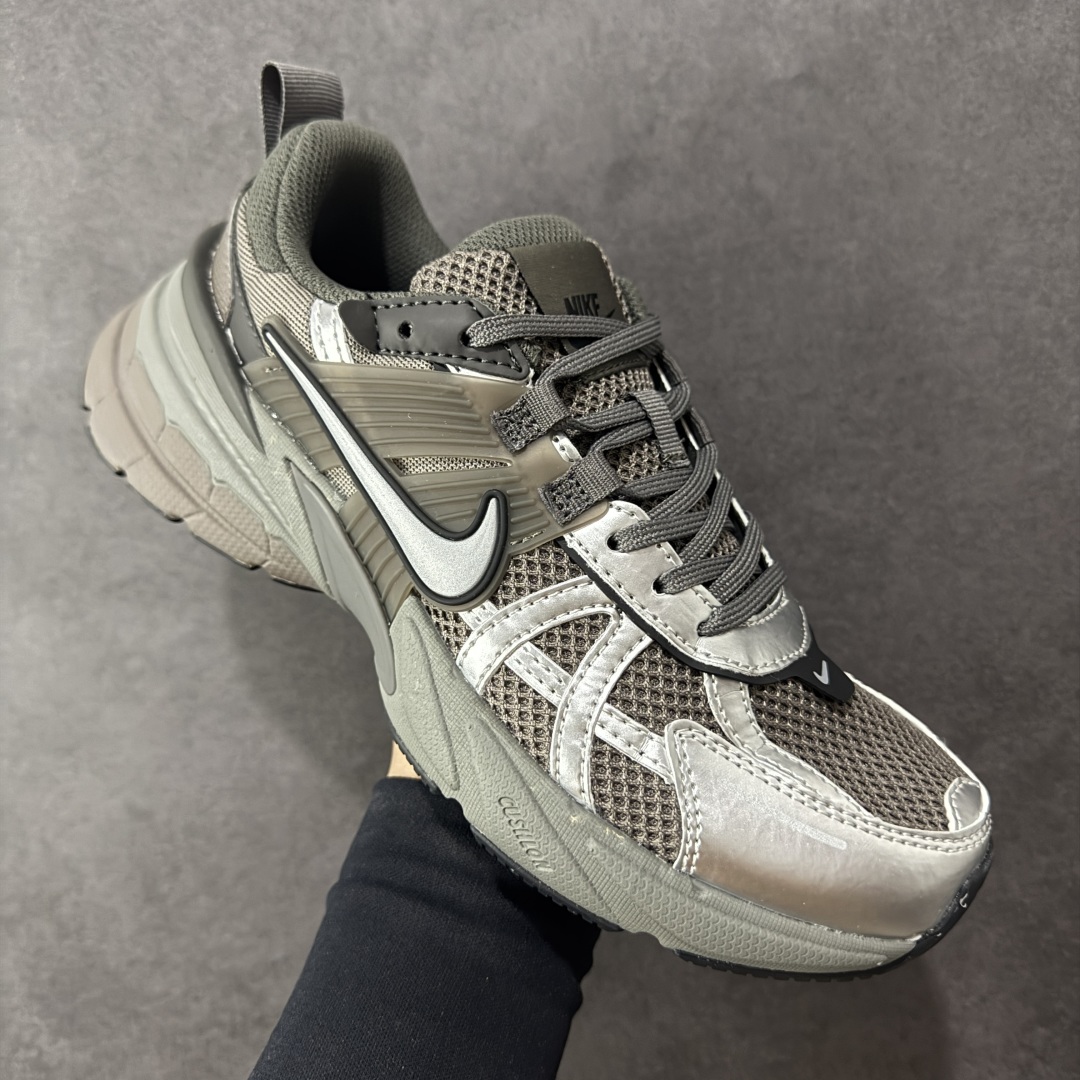 图片[3]-【公司级】NK V2k Runtekk 复古老爹鞋跑步鞋 HQ1678-200 材质上使用大面积网眼 皮革 TPU 组成 支撑和透气性肯定不错 中底处由 Cushlon 泡绵打造 保证在压马路时可以提供优秀脚感 并通过一手做旧氧化效果突出复古感 中底造型很容易让大家联想到巴黎世家3XL 增高效果同样不能忽视 尺码：36-45-选品中心