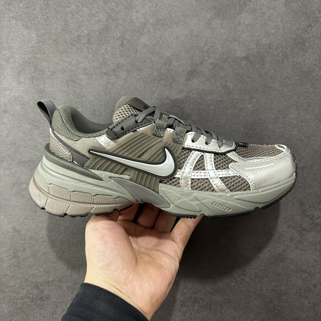 【公司级】NK V2k Runtekk 复古老爹鞋跑步鞋 HQ1678-200 材质上使用大面积网眼 皮革 TPU 组成 支撑和透气性肯定不错 中底处由 Cushlon 泡绵打造 保证在压马路时可以提供优秀脚感 并通过一手做旧氧化效果突出复古感 中底造型很容易让大家联想到巴黎世家3XL 增高效果同样不能忽视 尺码:36-45-选品中心